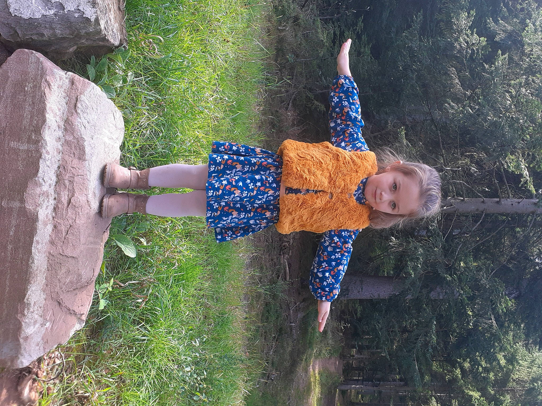 Lénnie participe au concours pour gagner de l'argent avec cette photo : child, electric_blue, fun, garden, grass, grass_family, happy, landscape, lawn_ornament, leisure, pattern, people_in_nature, person, plant, shadow, shrub, toddler, tree, vegetation, water