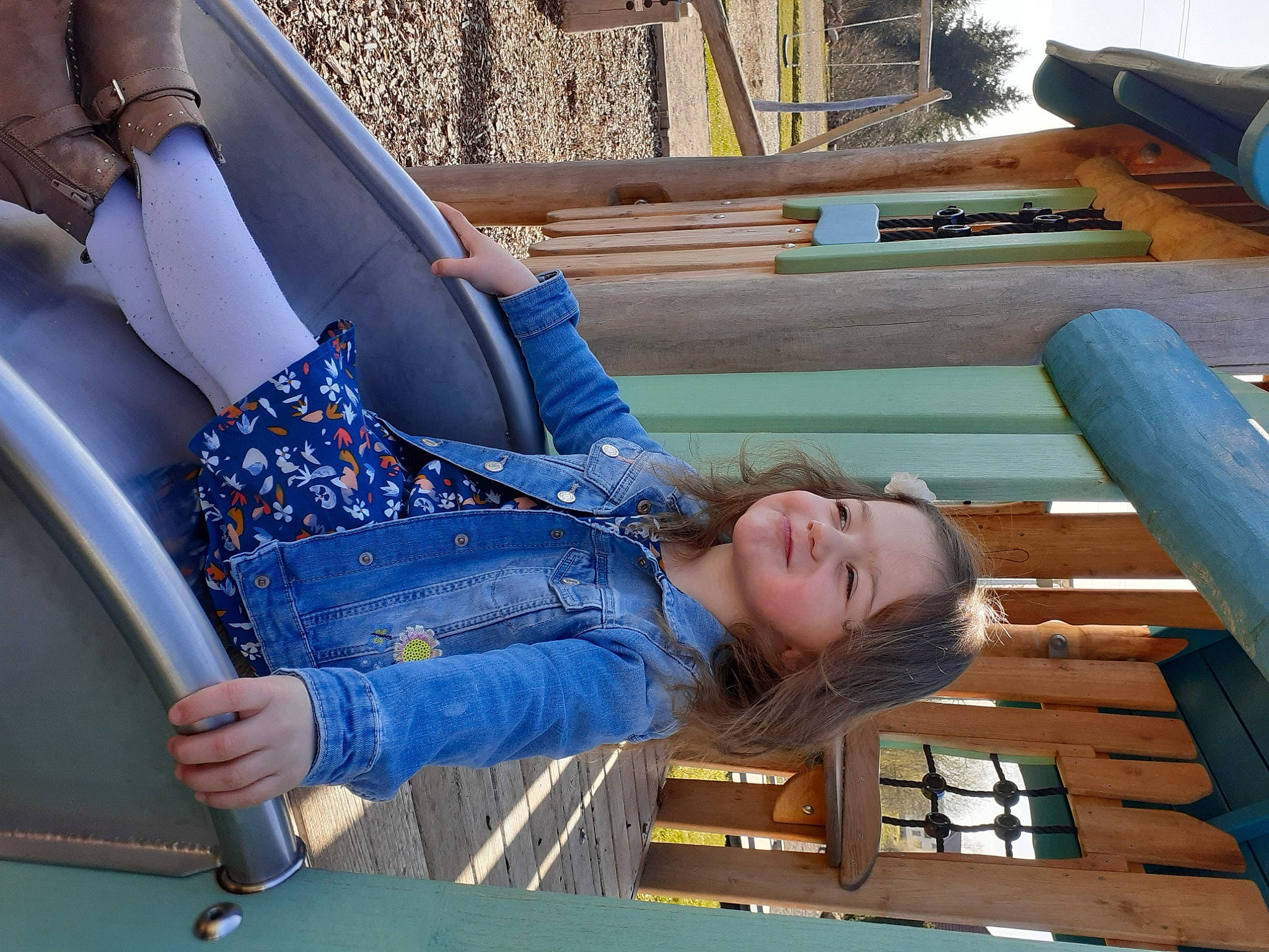 Lénnie participe au concours pour gagner de l'argent avec cette photo : bench, chair, comfort, electric_blue, fun, grass, human_body, human_leg, leg, leisure, motor_vehicle, pattern, person, recreation, sitting, summer, thigh, travel, tree, vacation