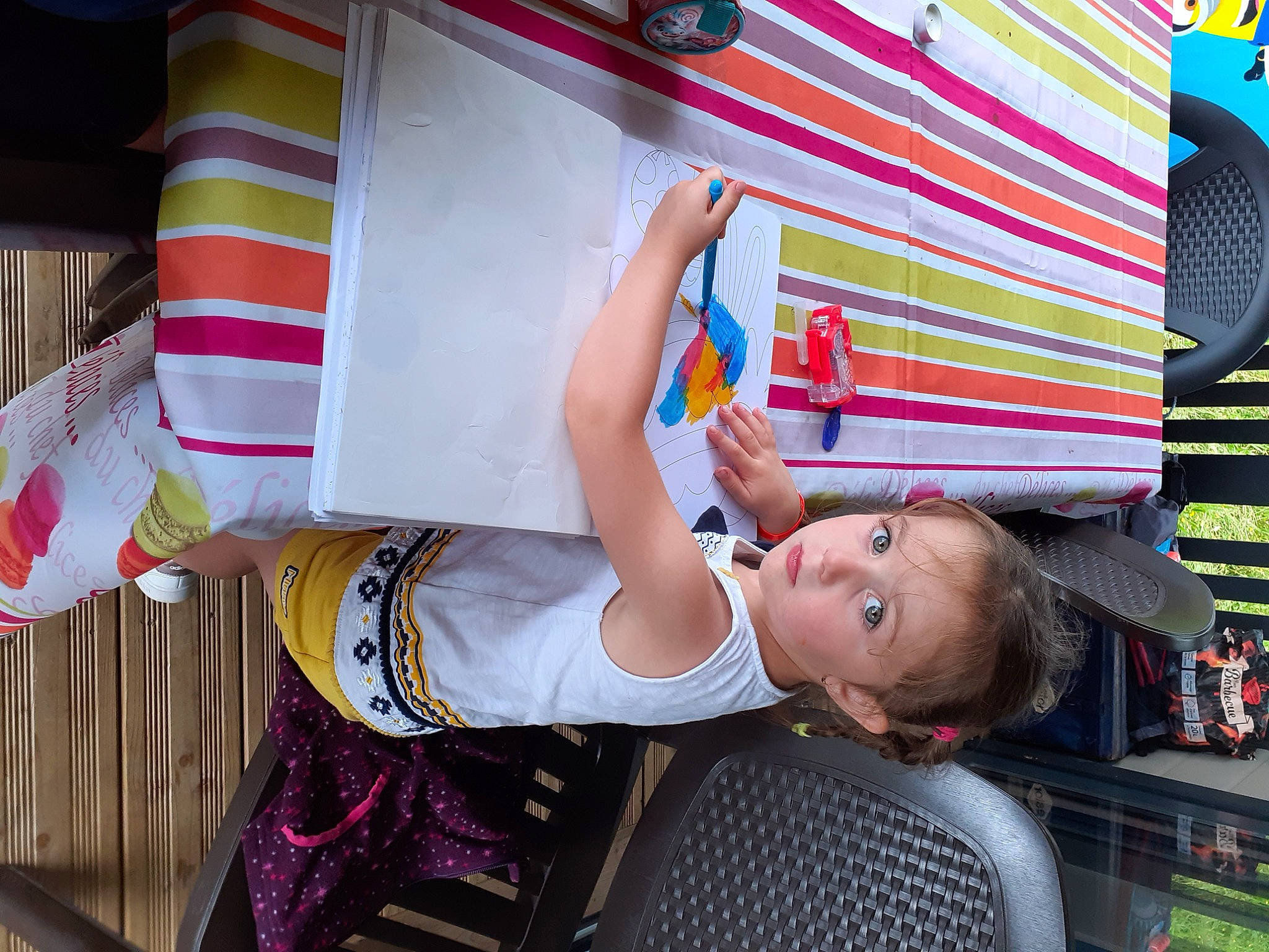 Lénnie participe au concours pour gagner de l'argent avec cette photo : auto_part, automotive_design, automotive_exterior, automotive_tire, automotive_wheel_system, bumper, event, fun, happy, hat, leisure, motor_vehicle, pattern, person, pink, play, sandal, tire, toddler, vehicle