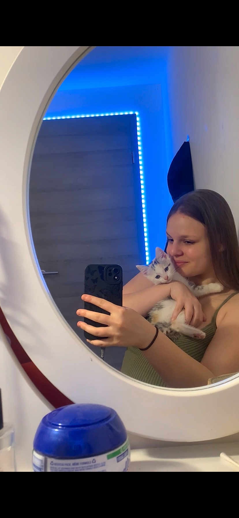 Arya a rejoint le concours — aidez-le/la à gagner de superbes lots ! mirror, selfie, woman, kitten, cat, smartphone, bedroom, blue_led_lights, door, smile, holding, long_hair, casual_clothing, reflection, indoor, young_adult, cute, pet, affection, technology