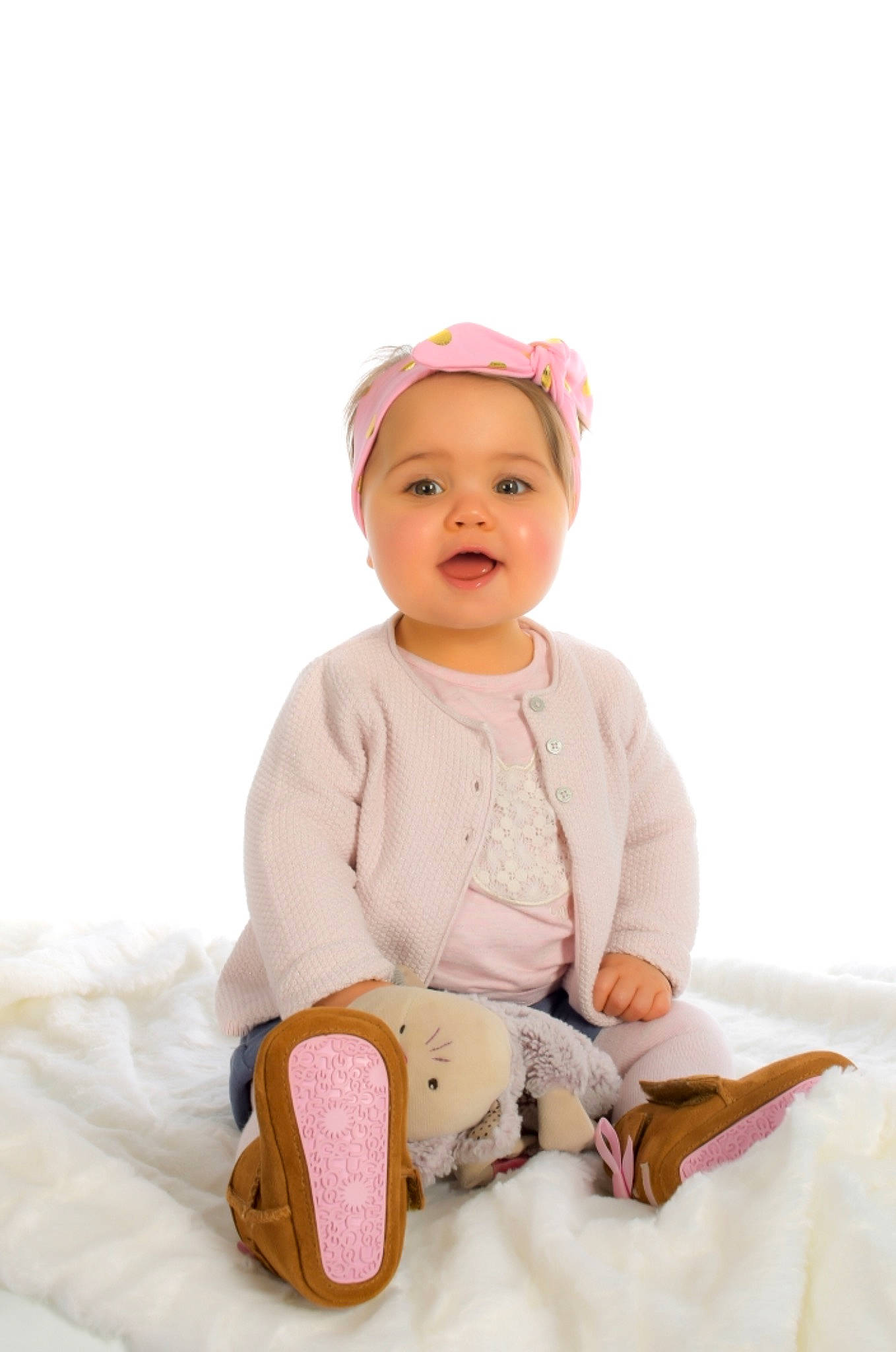 Aloïs participe au concours pour gagner de l'argent avec cette photo : child, hair_accessory, headgear, infant, person, pink, product, toddler