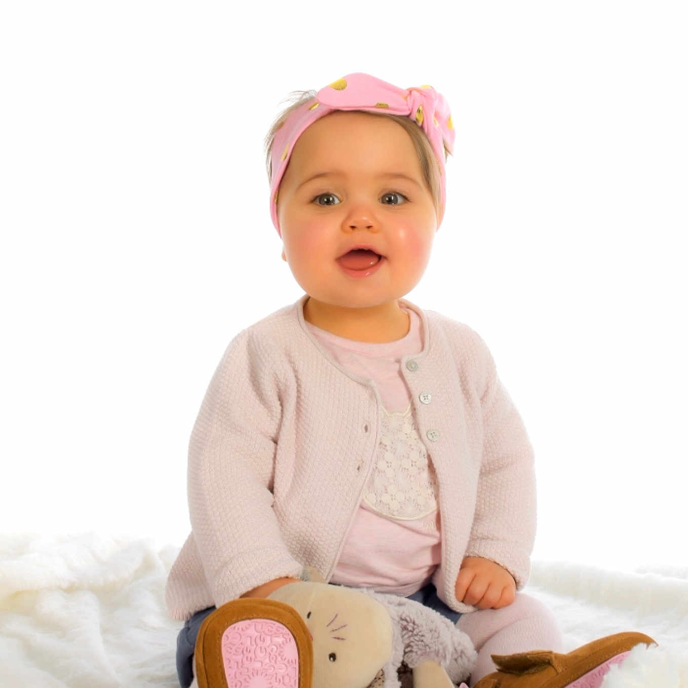 Aloïs participe au concours pour gagner de l'argent avec cette photo : child, hair_accessory, headgear, infant, person, pink, product, toddler
