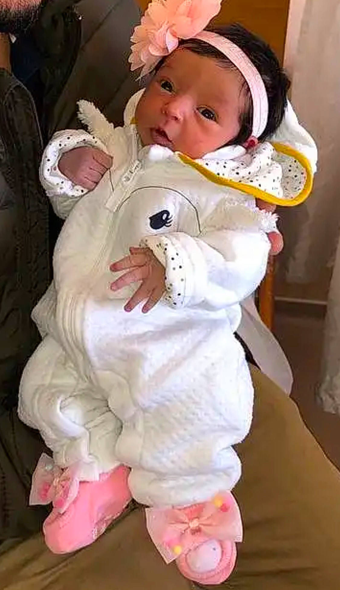 Malak a rejoint le concours — aidez-le/la à gagner de superbes lots ! baby, baby_products, baby_toddler_clothing, cheek, child, comfort, costume, event, fun, fur, gesture, happy, head, person, pink, sitting, skin, sleeve, stuffed_toy, toddler