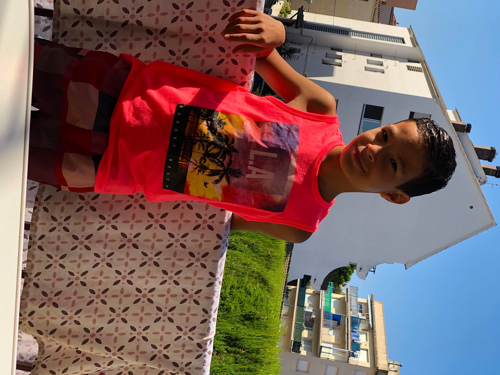 Rayane participe au concours pour gagner de l'argent avec cette photo : advertising, beauty, black, building, eyewear, fun, joy, leisure, mesh, pattern, person, photograph, photography, sky, snapshot, street_fashion, t_shirt, travel, wall, white