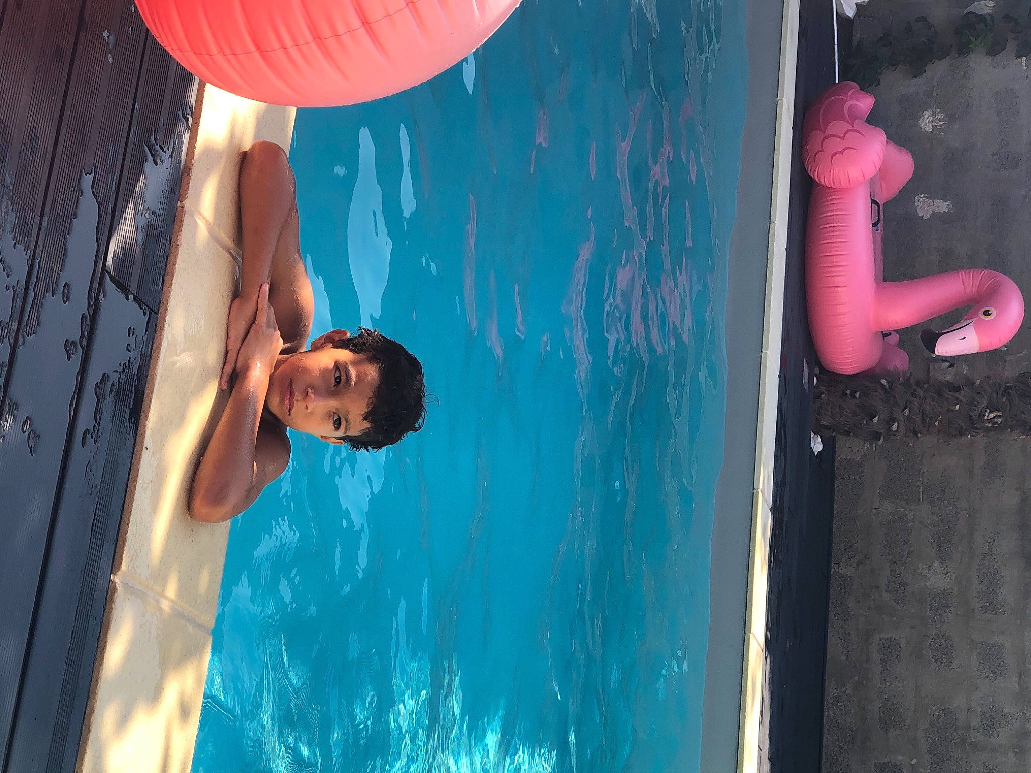 Rayane participe au concours pour gagner de l'argent avec cette photo : aqua, art, azure, beauty, blue, child, daytime, elbow, electric_blue, facial_expression, fun, happy, leisure, paint, person, pink, recreation, red, standing, wall