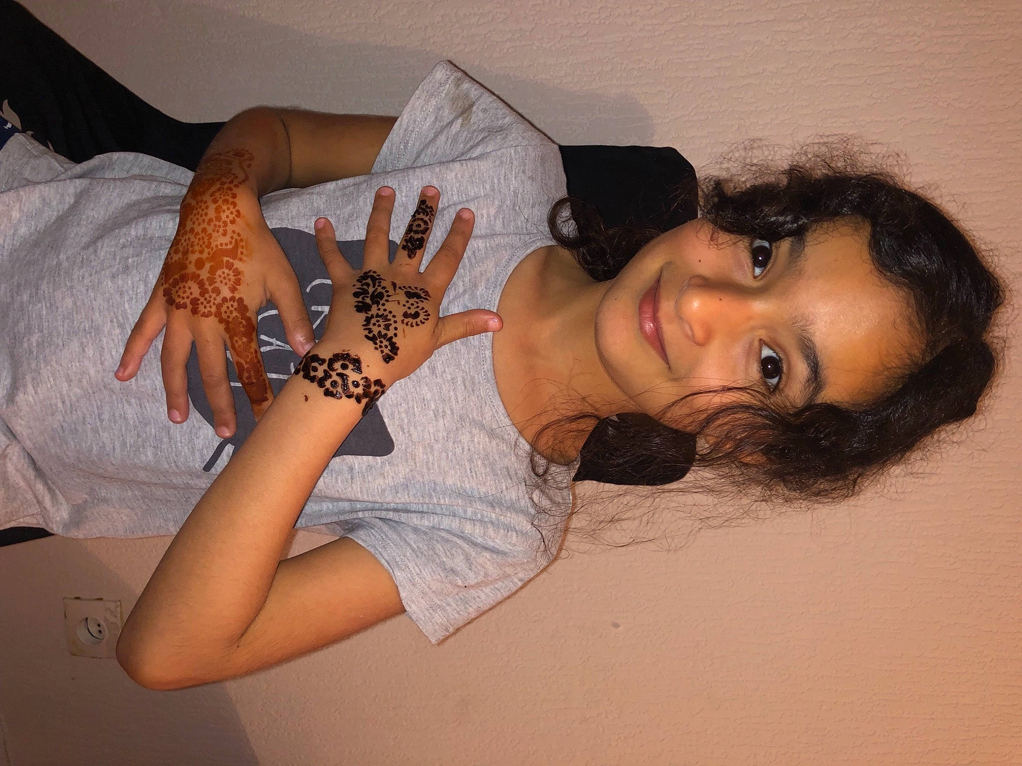 Camélia participe au concours pour gagner de l'argent avec cette photo : arm, cool, elbow, eyelash, eyewear, finger, flash_photography, gesture, hair, hairstyle, human_body, joint, joy, lip, mouth, neck, person, shoulder, skin, smile