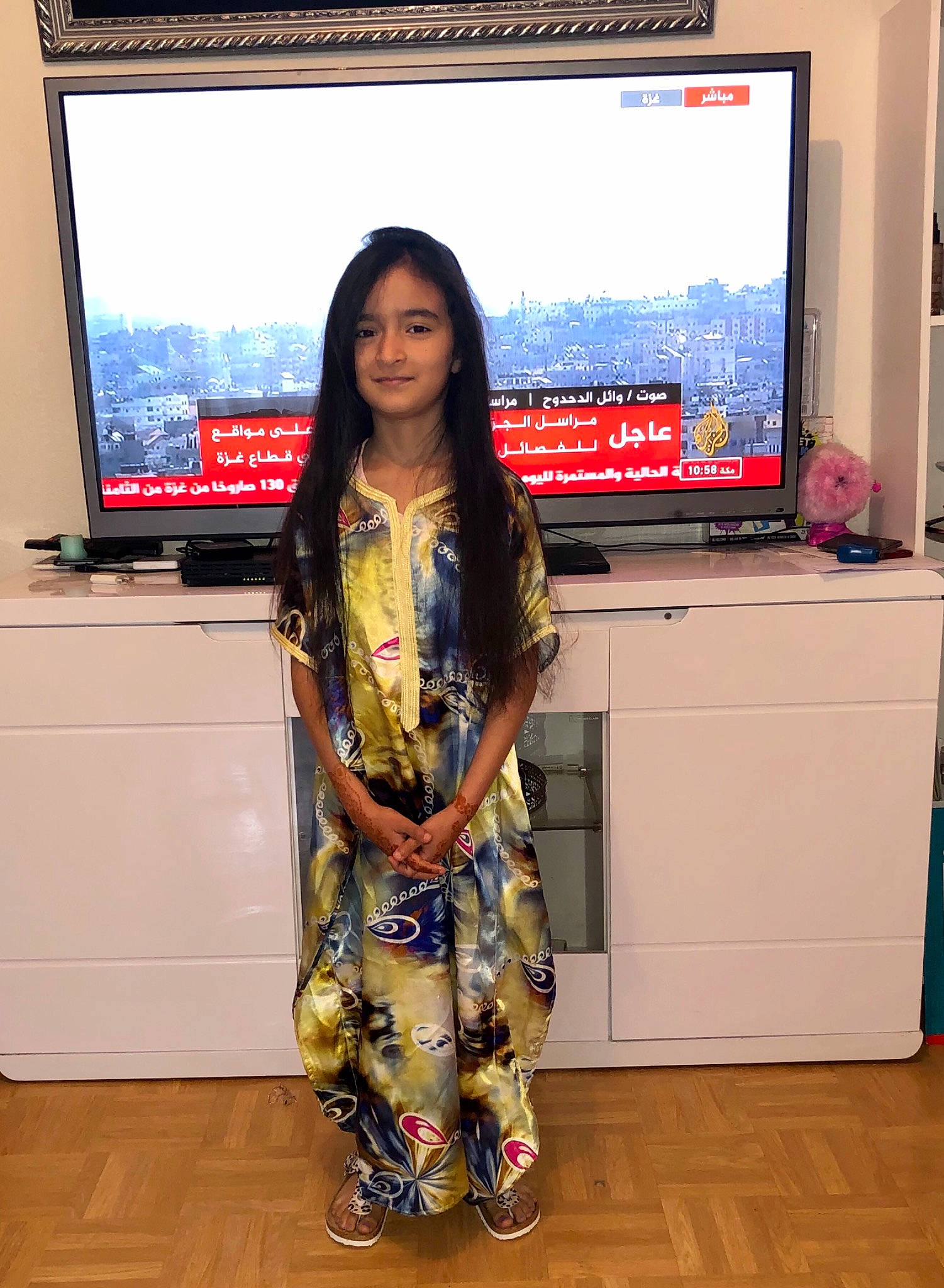 Camélia a rejoint le concours — aidez-le/la à gagner de superbes lots ! bag, boot, display_device, electronic_device, event, fashion_design, flat_panel_display, flooring, human_leg, joint, joy, long_hair, luggage_and_bags, multimedia, person, room, shoulder, smile, street_fashion, television