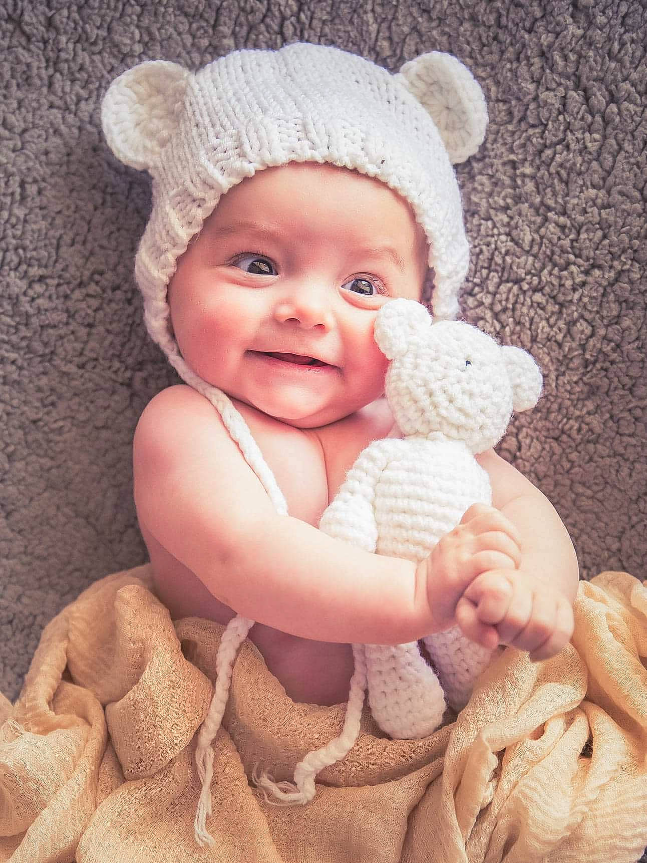 Aaronn a rejoint le concours — aidez-le/la à gagner de superbes lots ! arm, baby, baby_sleeping, baby_toddler_clothing, cap, cheek, comfort, face, flash_photography, gesture, hand, happy, headgear, headwear, person, pink, skin, smile, textile, thumb