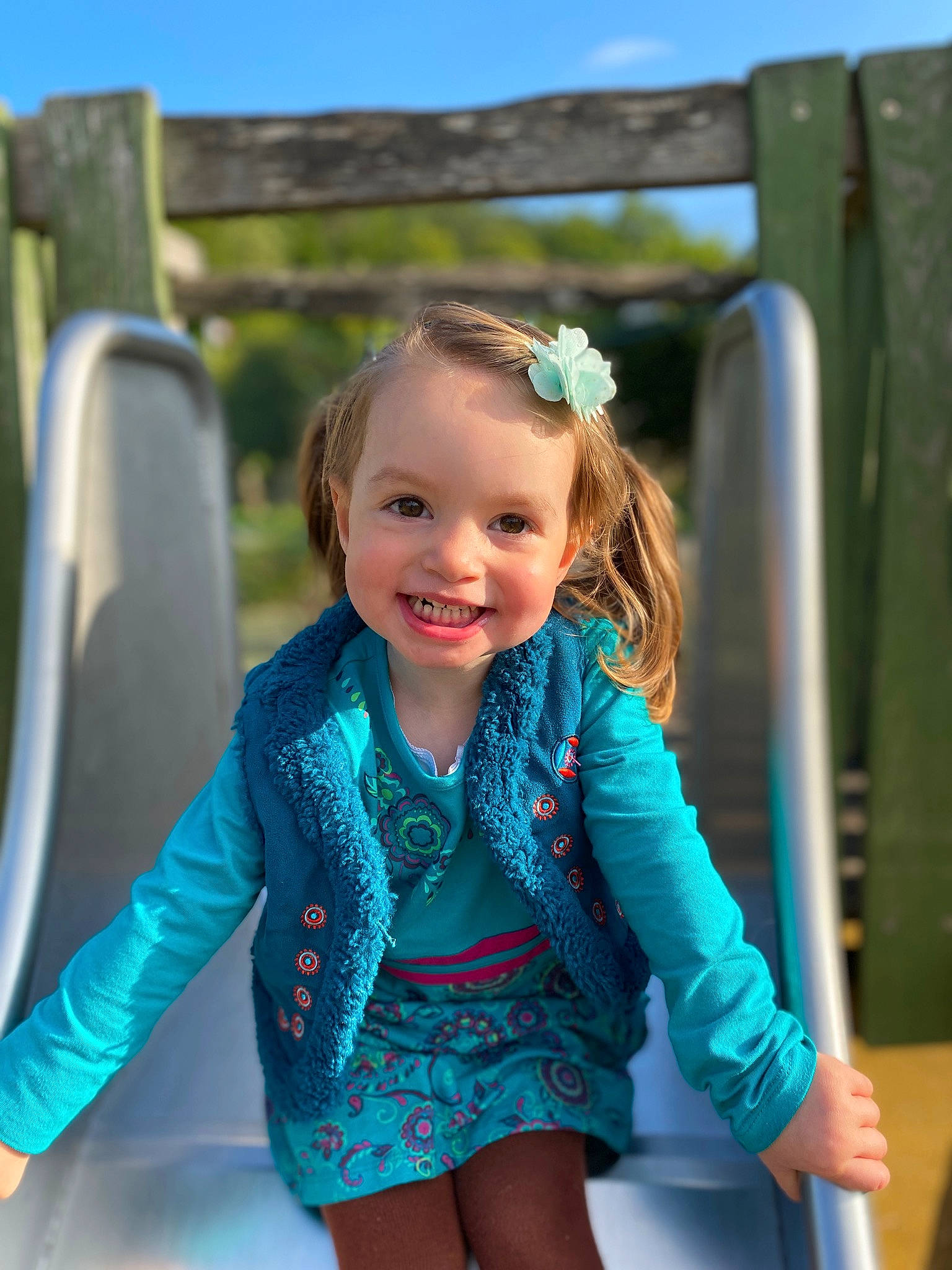 Hazel a rejoint le concours — aidez-le/la à gagner de superbes lots ! aqua, azure, baby_toddler_clothing, beauty, electric_blue, face, facial_expression, flash_photography, fun, happy, joy, leisure, people, person, recreation, shoulder, skin, smile, standing, summer