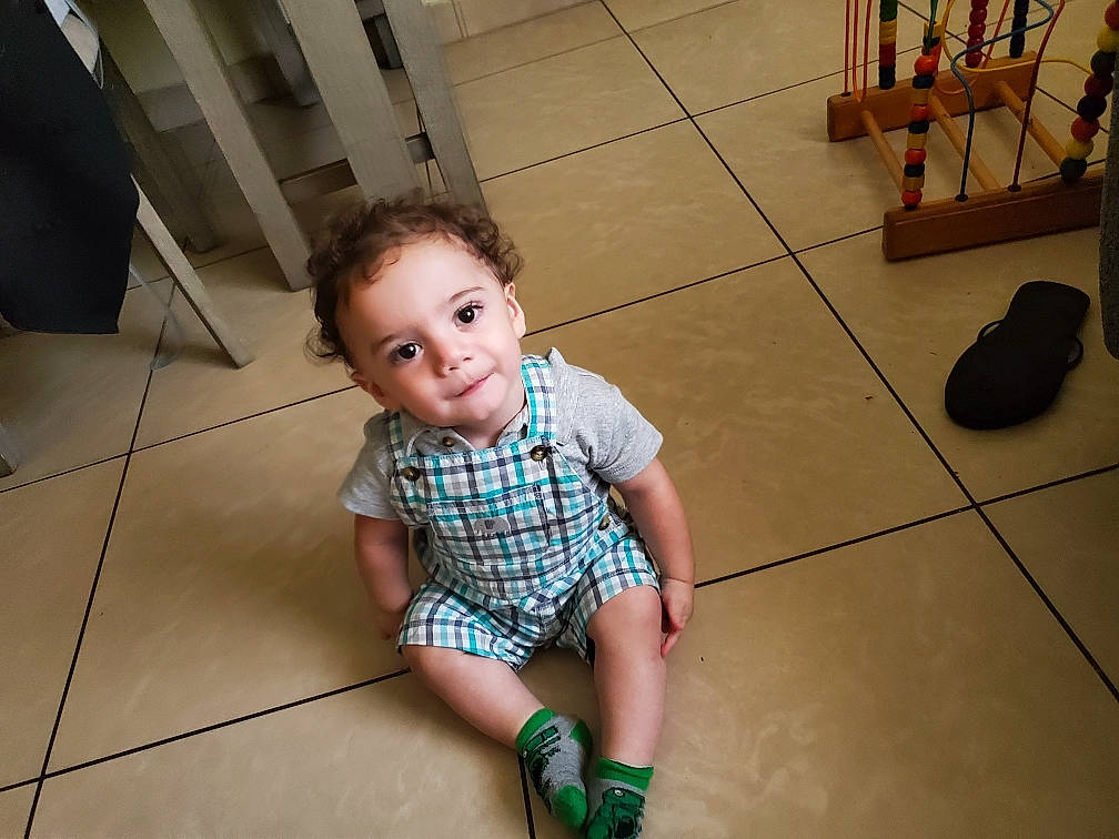 Aero is registered to the contest to win money with this photo: ankle, baby, baby_toddler_clothing, child, cleanliness, floor, flooring, foot, human_leg, joint, joy, knee, person, sock, thigh, thumb, tile, tile_flooring, toddler, toe