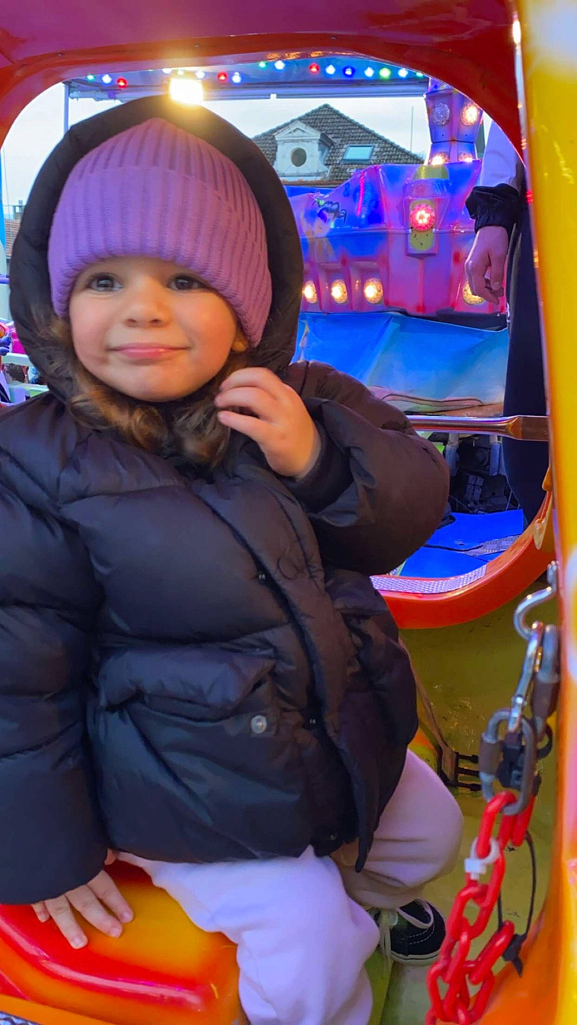 Meryem participe au concours pour gagner de l'argent avec cette photo : beanie, cap, child, electric_blue, event, fashion_accessory, fun, glove, happy, headgear, headwear, jacket, joy, leisure, magenta, person, personal_protective_equipment, purple, recreation, smile