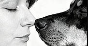 Rasta a rejoint le concours — aidez-le/la à gagner de superbes lots ! black_and_white, woman, dog, close_up, portrait, face, nose, shadow, love, affection, pet, animal, human, collar, heart_shaped_pendant, calm, intimate, profile, still_life, monochrome