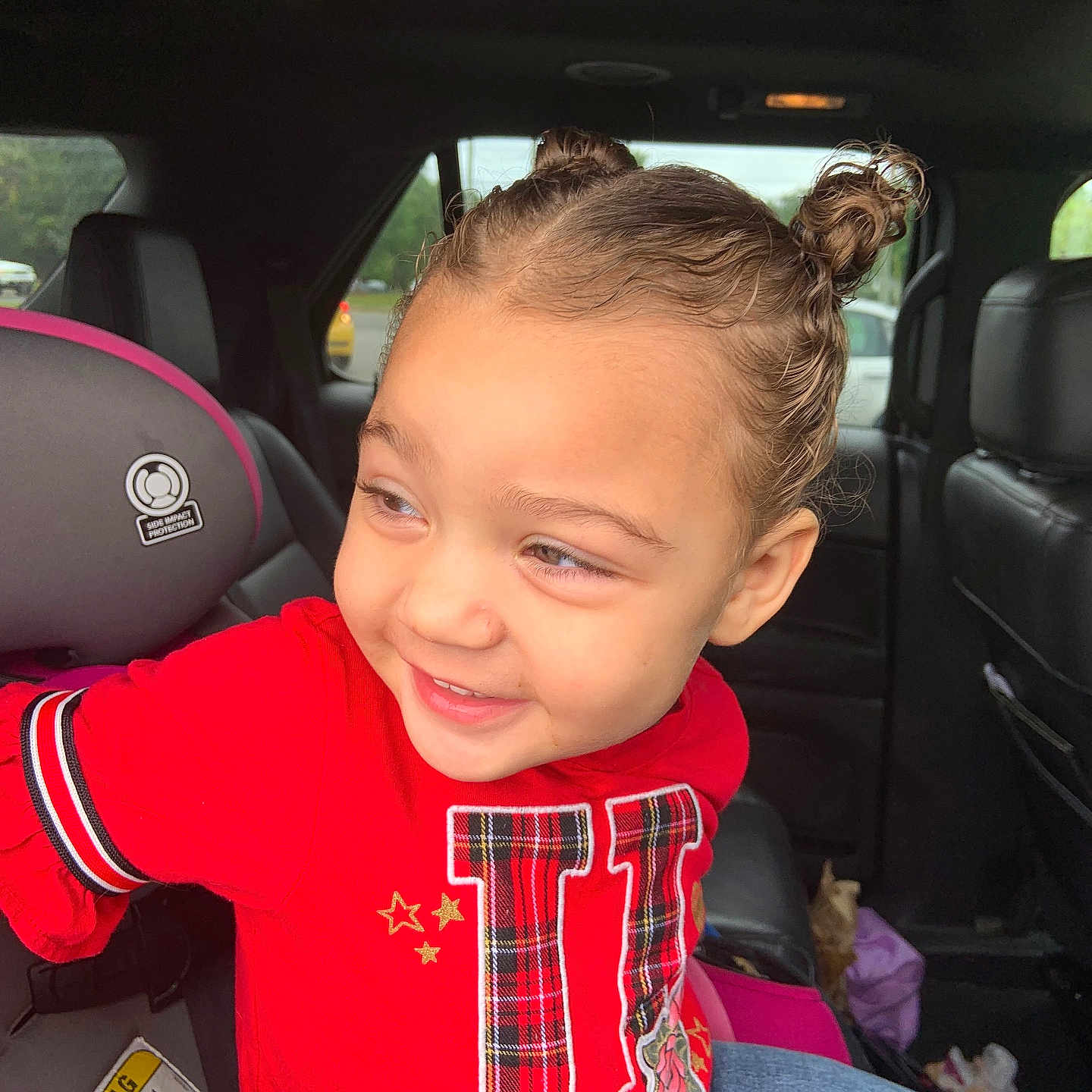 Victoria is registered to the contest to win money with this photo: car, child, clothing, cushion, face, female, girl, happy, head, homedecor, jeans, pants, person, photography, portrait, shirt, smile, t_shirt, transportation, vehicle