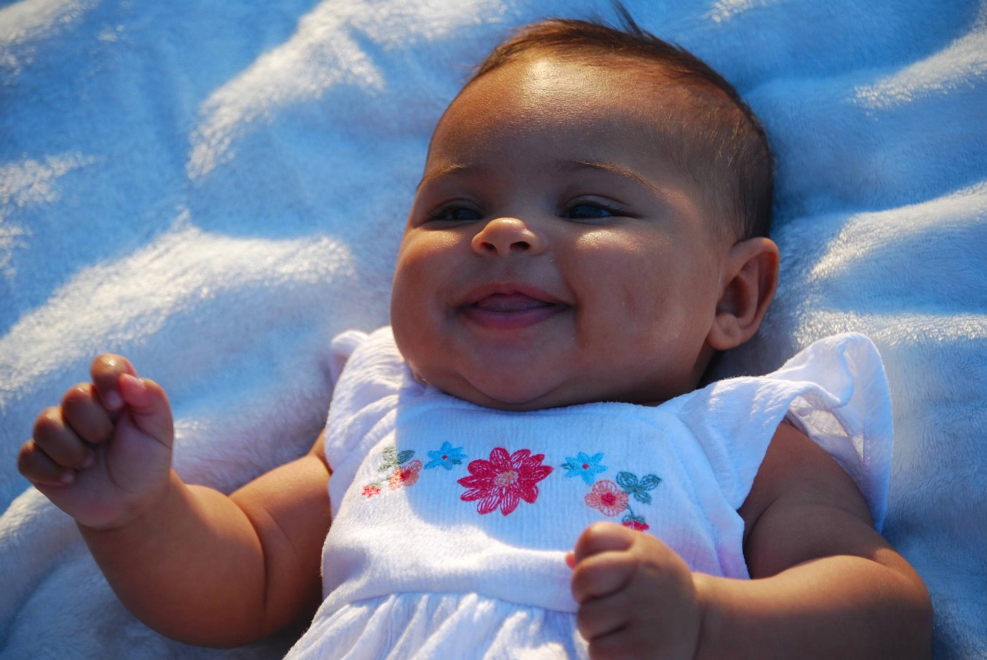 Londyn is registered to the contest to win money with this photo: azure, baby, baby_toddler_clothing, cheek, chin, cloud, eye, face, facial_expression, gesture, hand, happy, head, iris, lip, mouth, nose, people_in_nature, person, skin