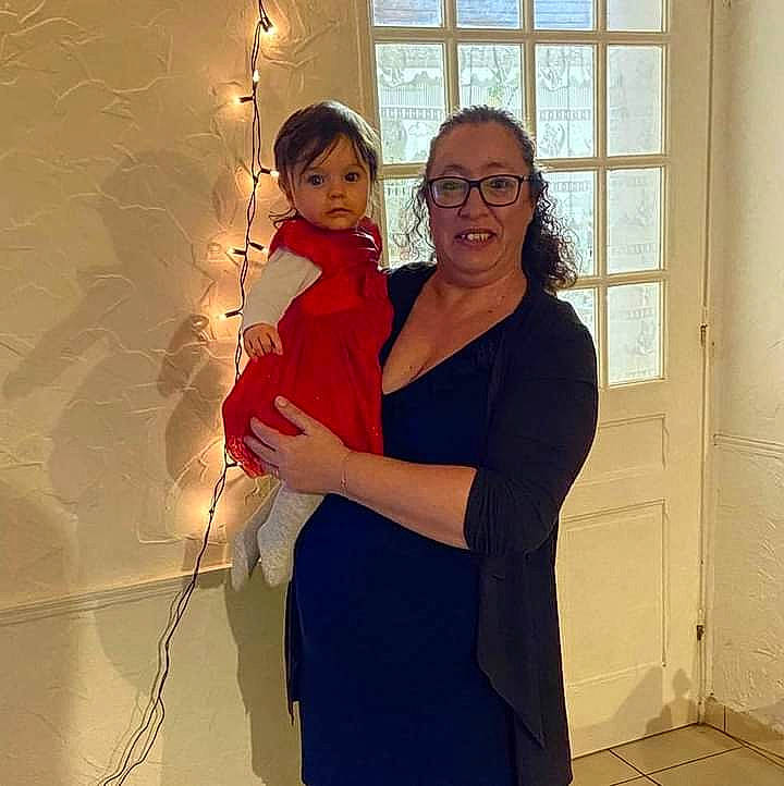 Lucie participe au concours pour gagner de l'argent avec cette photo : arm, art, door, elbow, event, eyewear, finger, formal_wear, gesture, glasses, happy, joint, joy, person, shoulder, sleeve, smile, standing, trunk, vision_care