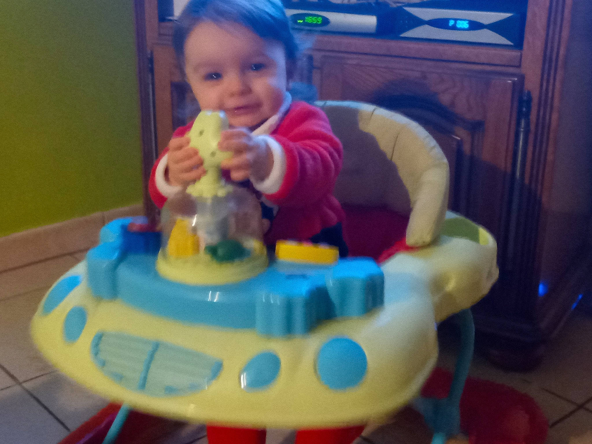 Lucie a rejoint le concours — aidez-le/la à gagner de superbes lots ! amusement_ride, baby, baby_products, baby_toys, child, cleanliness, electric_blue, fun, leisure, person, plastic, play, recreation, riding_toy, room, sitting, smile, television, toddler, toy