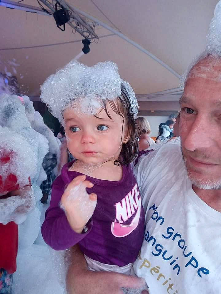 Lucie participe au concours pour gagner de l'argent avec cette photo : baby_toddler_clothing, cap, child, event, fashion_accessory, freezing, fun, fur, happy, headband, headpiece, headwear, jewellery, party, party_supply, person, selfie, skin, t_shirt, toddler