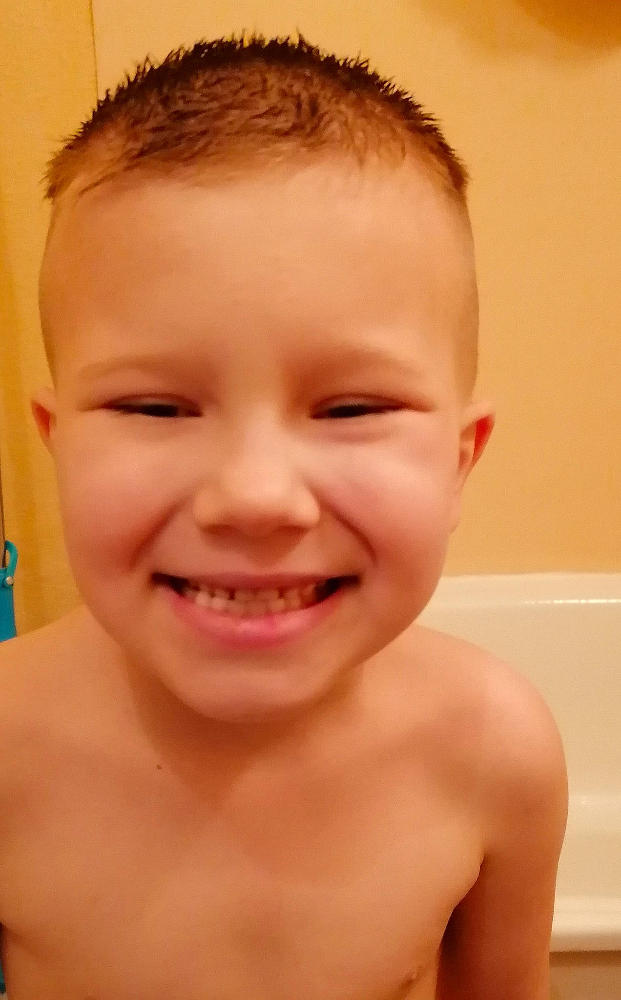 Teddy participe au concours pour gagner de l'argent avec cette photo : baby, baby_making_funny_faces, beauty, cheek, child, chin, close_up, eye, eyebrow, face, facial_expression, forehead, hair, head, joy, lip, mouth, nose, person, skin