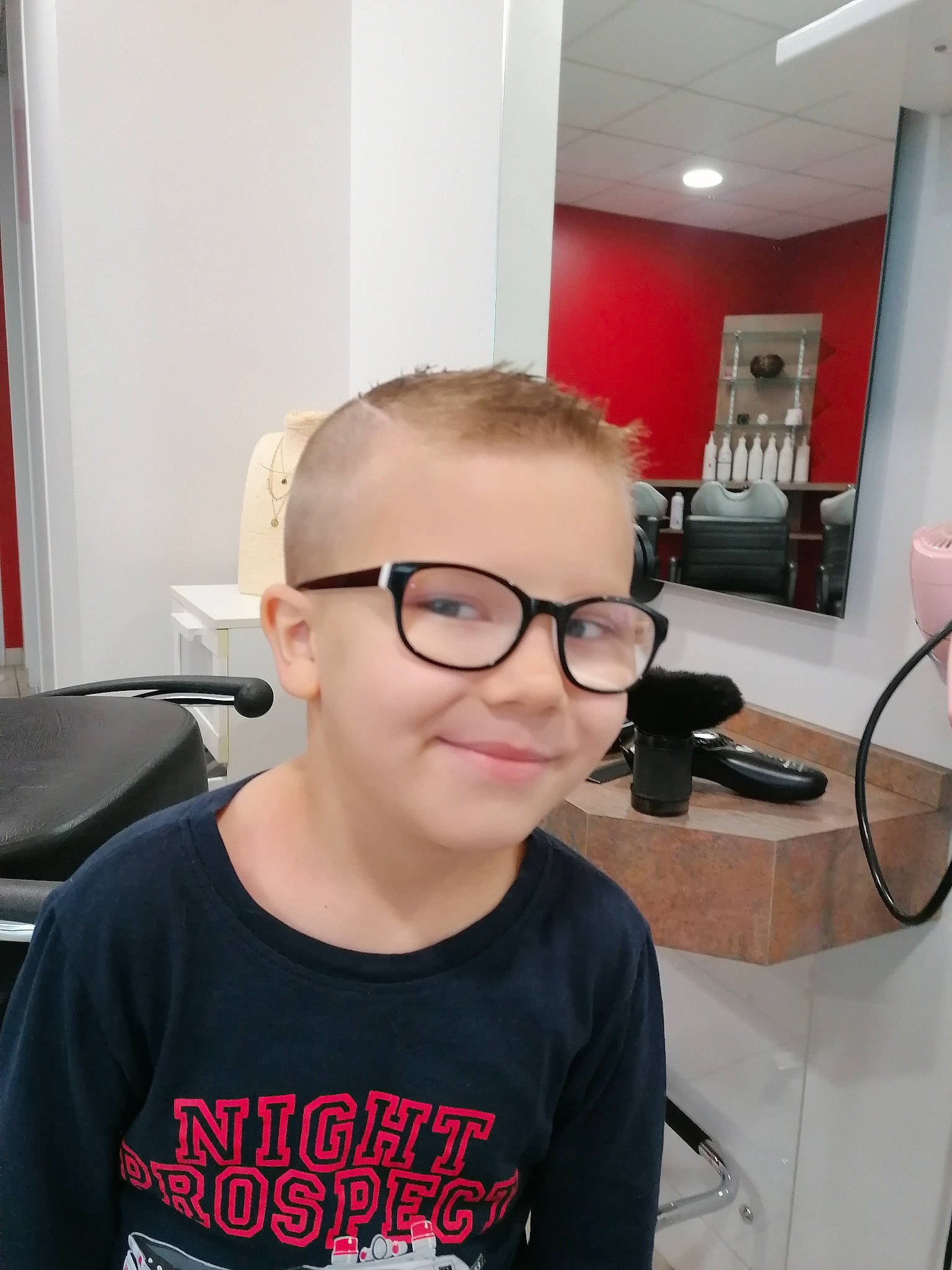 Teddy participe au concours pour gagner de l'argent avec cette photo : cool, eyewear, forehead, glasses, hair, hair_coloring, hairstyle, jaw, person, photography, selfie, smile, t_shirt, vision_care