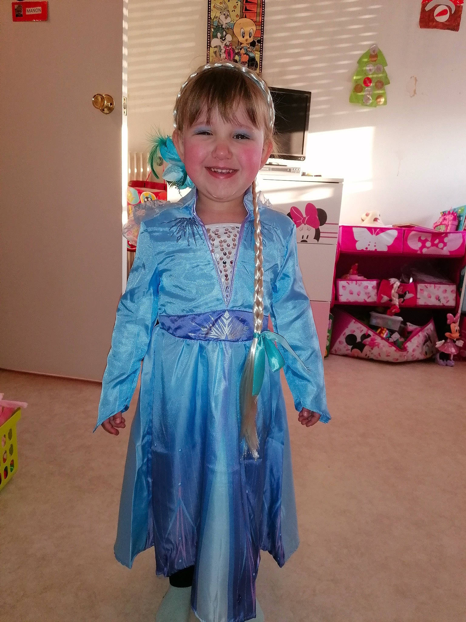 Manon a rejoint le concours — aidez-le/la à gagner de superbes lots ! child, electric_blue, event, eye, fashion_accessory, fashion_design, flooring, formal_wear, fun, happy, jewellery, joy, magenta, necklace, pattern, person, picture_frame, room, sleeve, smile