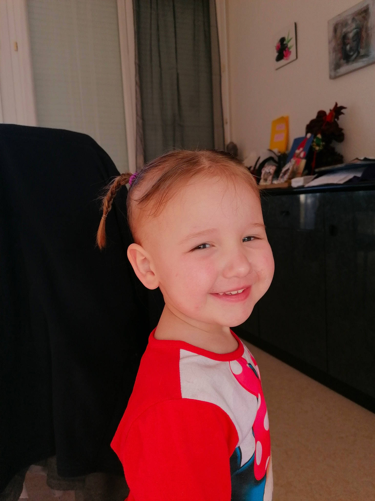 Manon a rejoint le concours — aidez-le/la à gagner de superbes lots ! cheek, child, hair, hairstyle, head, joy, lip, neck, person, skin, smile, standing, toddler