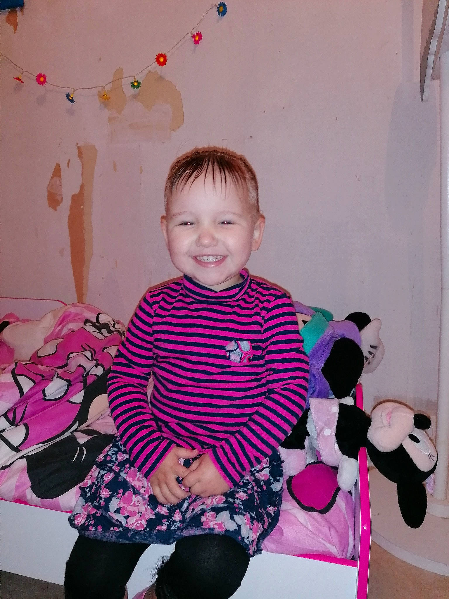 Manon a rejoint le concours — aidez-le/la à gagner de superbes lots ! baby_toddler_clothing, cheek, child, joy, person, pink, play, room, toddler