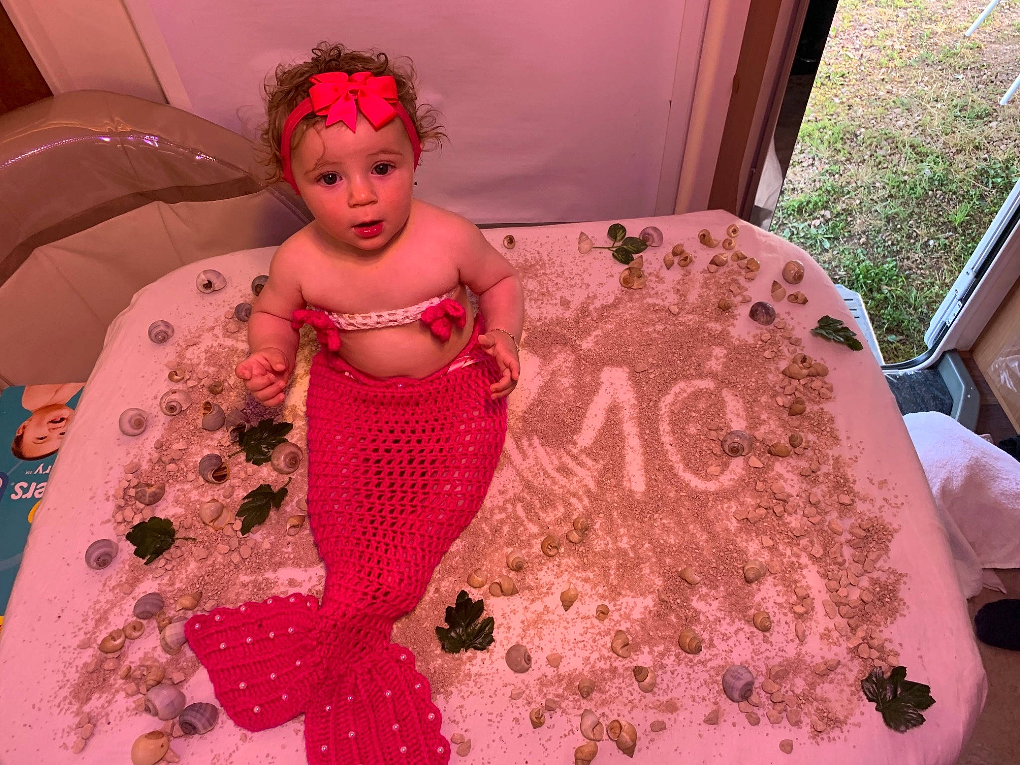 Sway a rejoint le concours — aidez-le/la à gagner de superbes lots ! baby, baby_toddler_clothing, bathing, child, comfort, flooring, fun, leisure, linens, magenta, mammal, pattern, peach, person, pink, play, purple, red, sitting, surprise