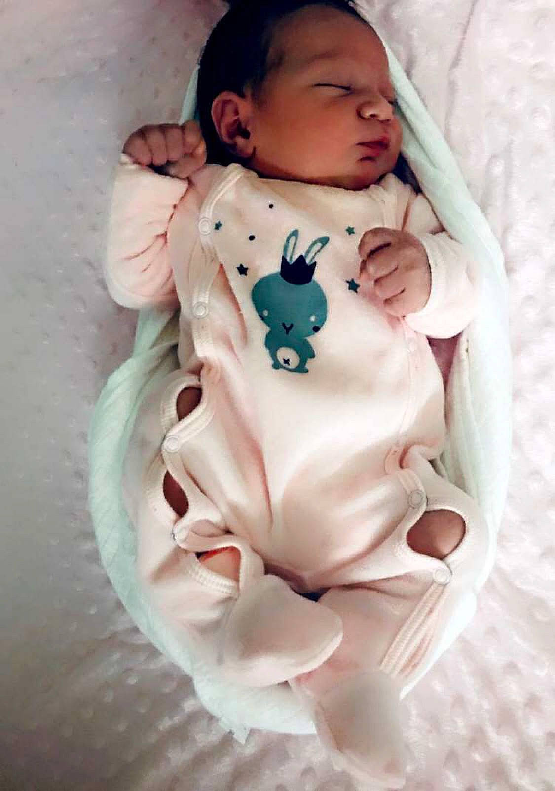 Sway participe au concours pour gagner de l'argent avec cette photo : abdomen, baby, baby_products, baby_sleeping, baby_toddler_clothing, chest, child, comfort, fur, happy, linens, nail, pattern, person, pink, sitting, skin, sleeve, sugar_cake, teddy_bear