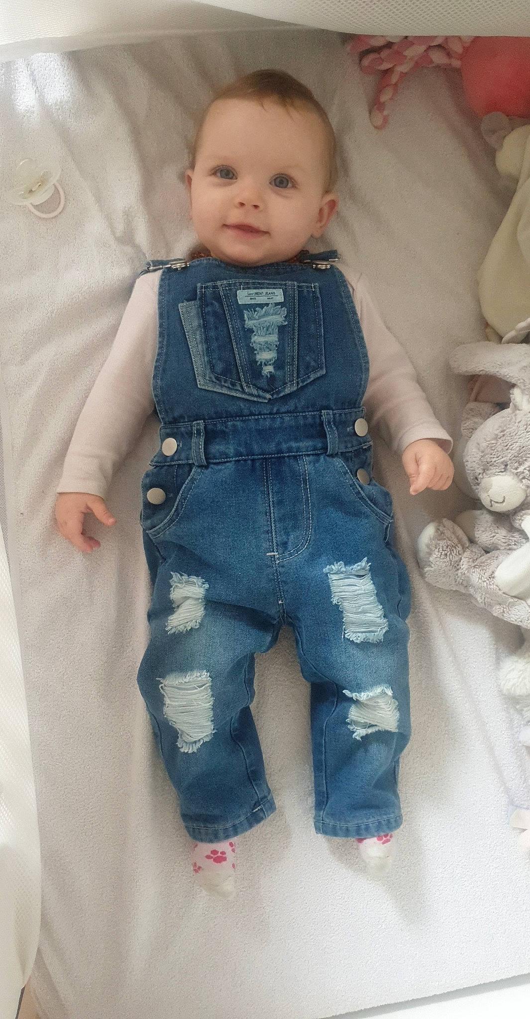 Léna participe au concours pour gagner de l'argent avec cette photo : baby, baby_toddler_clothing, cheek, child, collar, denim, electric_blue, eye, fashion_design, grey, head, linens, pattern, person, skin, sleeve, smile, t_shirt, textile, toddler