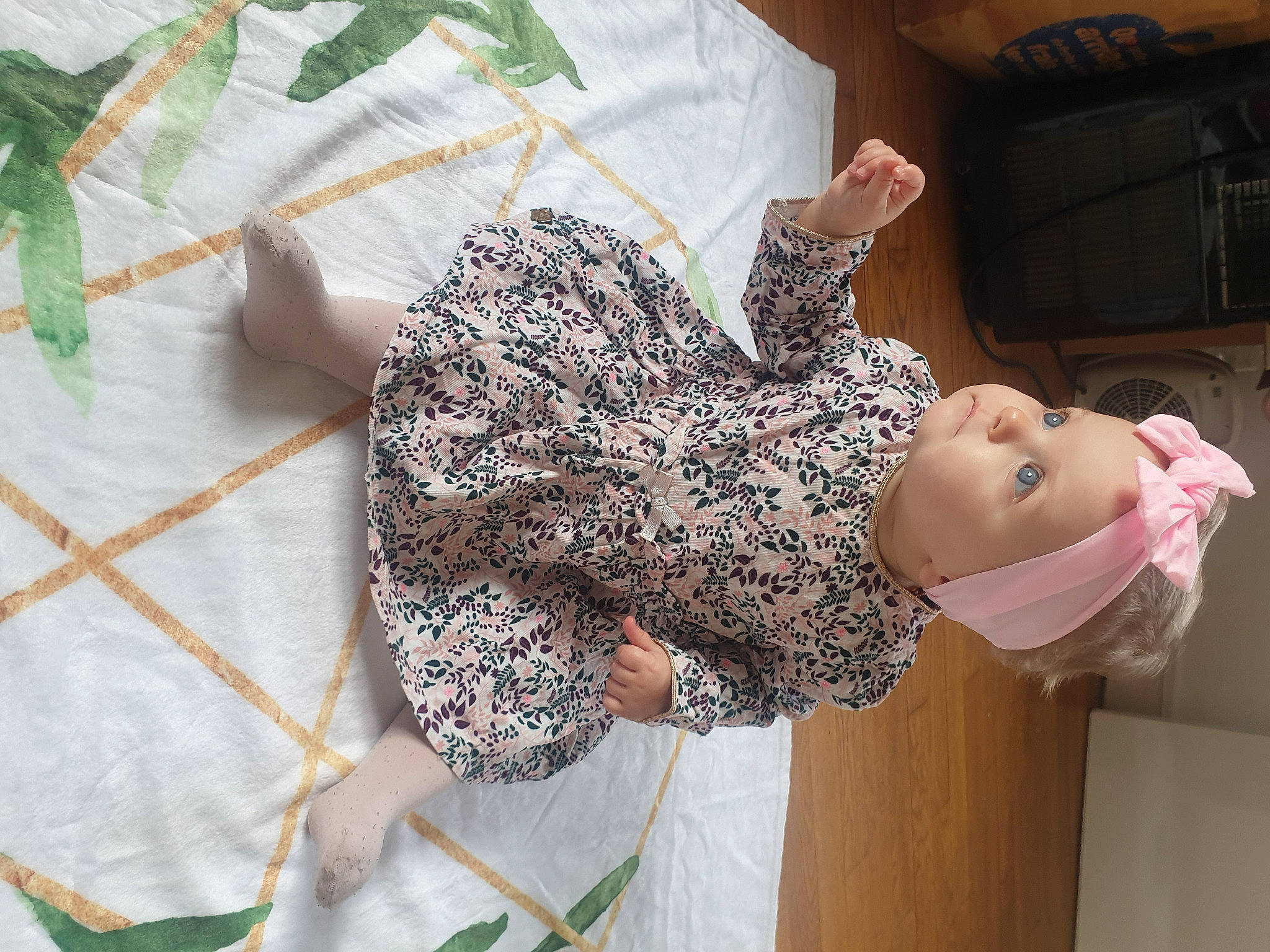 Léna a rejoint le concours — aidez-le/la à gagner de superbes lots ! art, child, creative_arts, crochet, fashion_accessory, fashion_design, fun, happy, headwear, human_leg, linens, pattern, person, room, smile, textile, thigh, thread, toddler, visual_arts