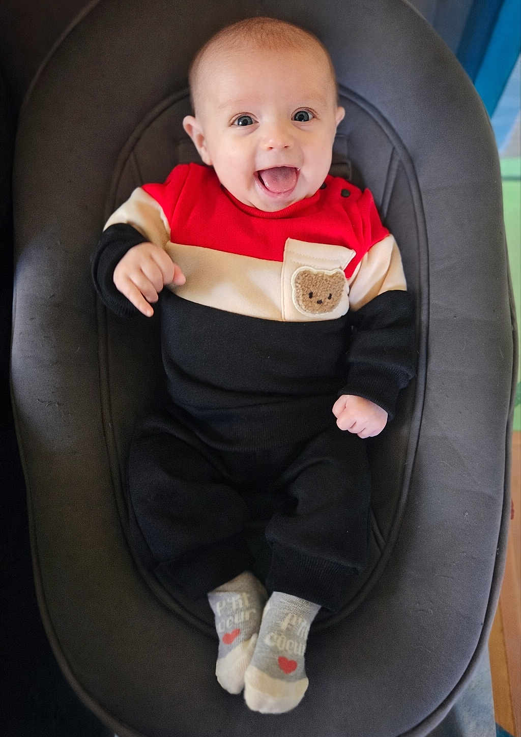 Timéo a rejoint le concours — aidez-le/la à gagner de superbes lots ! baby, infant, smiling, happy, mouth_open, tongue_out, onesie, bear_patch, socks, baby_seat, bouncer, clothing, portrait, cute, chubby_cheeks, bright_eyes, hands, indoor, cozy, adorable