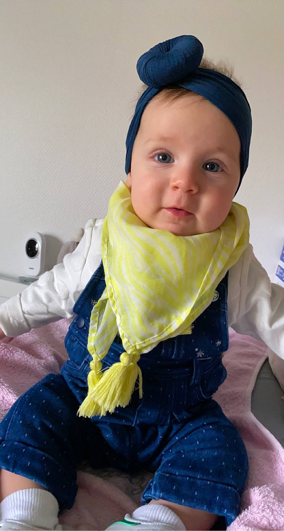 Charlye a rejoint le concours — aidez-le/la à gagner de superbes lots ! baby, baby_products, baby_toddler_clothing, cap, child, comfort, electric_blue, fashion_accessory, finger, happy, muscle, neck, outerwear, person, personal_protective_equipment, scarf, sitting, skin, sleeve, thumb