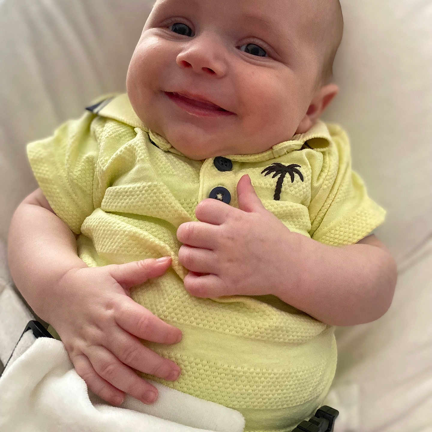 Gabriel participe au concours pour gagner de l'argent avec cette photo : baby, baby_gear, blanket, child, closeup, clothing, comfort, cute, face, hand, happy, indoors, infant, palm_tree, portrait, seated, skin, smile, soft_texture, yellow_shirt