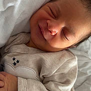Amir a rejoint le concours — aidez-le/la à gagner de superbes lots ! baby, sleeping, smile, pajamas, infant, cozy, blanket, pillow, cute, peaceful, newborn, face, hand, child, resting, soft, indoors, portrait, skin, young