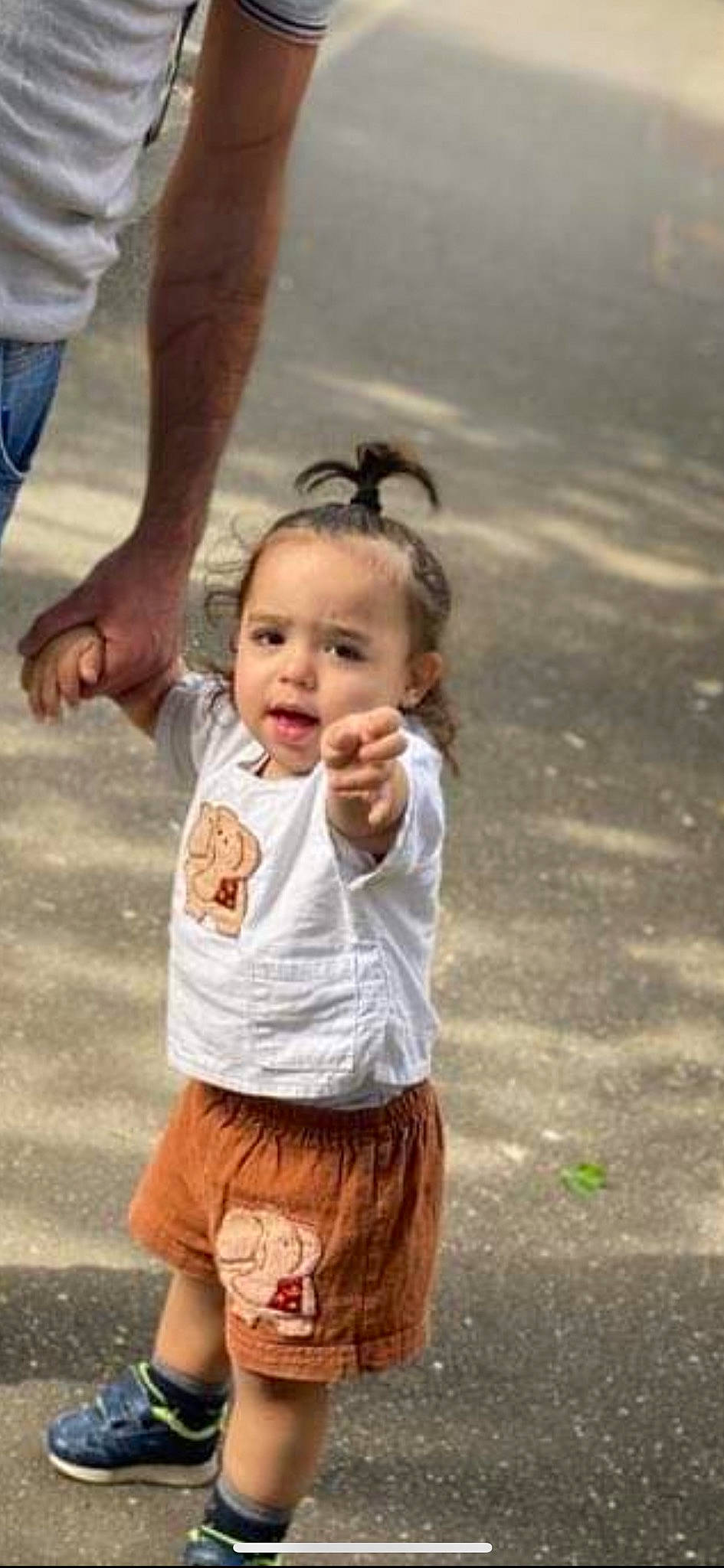Joseph participe au concours pour gagner de l'argent avec cette photo : child, eye, finger, gesture, grass, happy, head, human_leg, leg, leisure, mammal, people, people_in_nature, person, recreation, road, shoulder, skin, summer, toddler