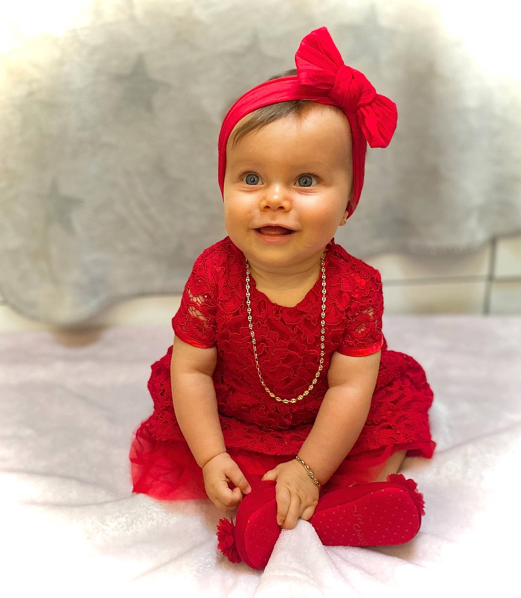 Mia a rejoint le concours — aidez-le/la à gagner de superbes lots ! baby, baby_laughing, baby_toddler_clothing, cap, child, chin, costume_hat, dress, event, fun, happy, head, human_body, joy, magenta, person, pink, red, skin, sleeve