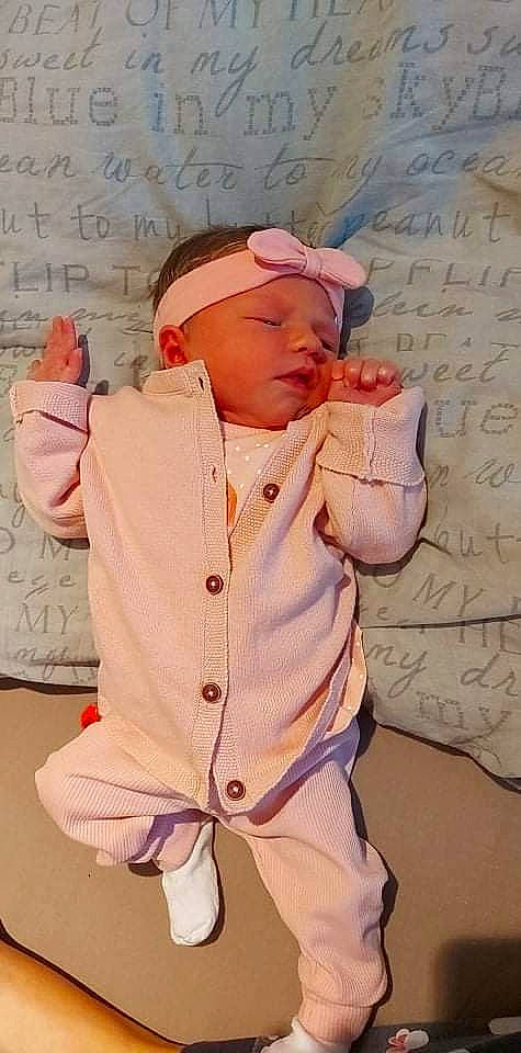 Hanaé participe au concours pour gagner de l'argent avec cette photo : arm, baby, baby_toddler_clothing, blazer, cap, collar, dress_shirt, finger, gesture, happy, head, headwear, jacket, outerwear, person, pink, skin, sleeve, textile, thumb