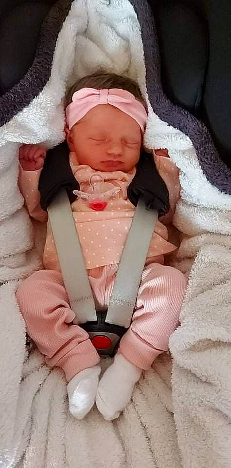 Hanaé participe au concours pour gagner de l'argent avec cette photo : baby, baby_sleeping, baby_toddler_clothing, cheek, chest, collar, comfort, eye, finger, head, headwear, human_body, leg, linens, neck, person, pink, skin, sleeve, thumb