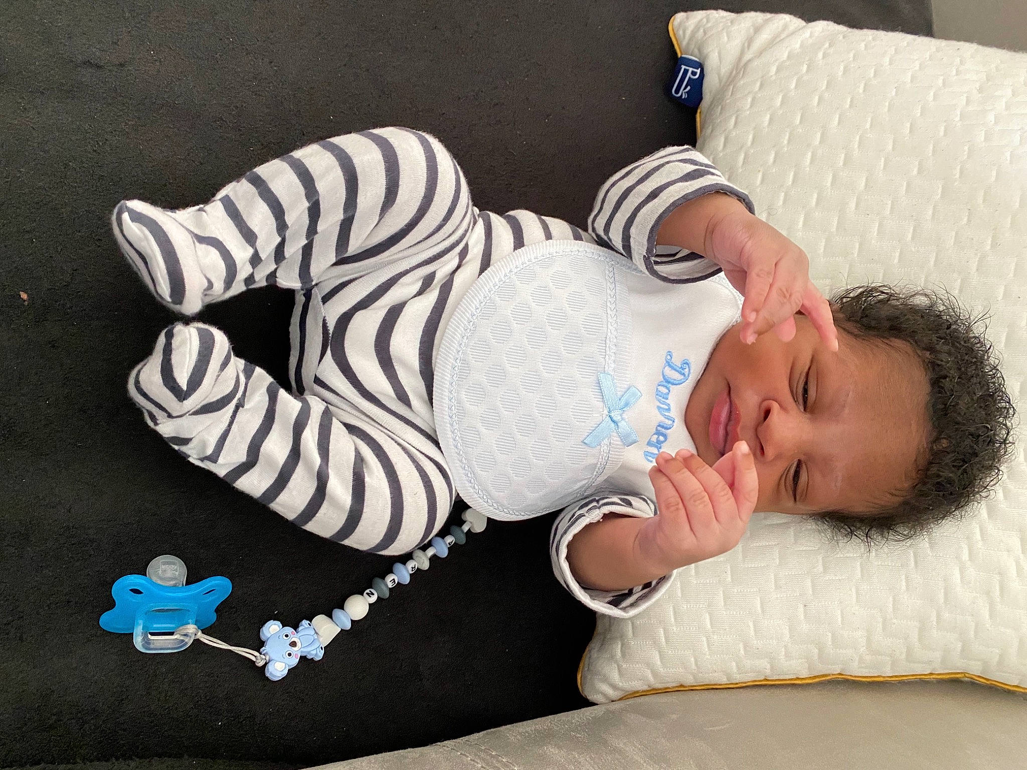 Darren a rejoint le concours — aidez-le/la à gagner de superbes lots ! arm, baby, baby_sleeping, baby_toddler_clothing, comfort, couch, elbow, finger, head, human_body, human_leg, joint, knee, leg, linens, person, sleeve, t_shirt, textile, thigh