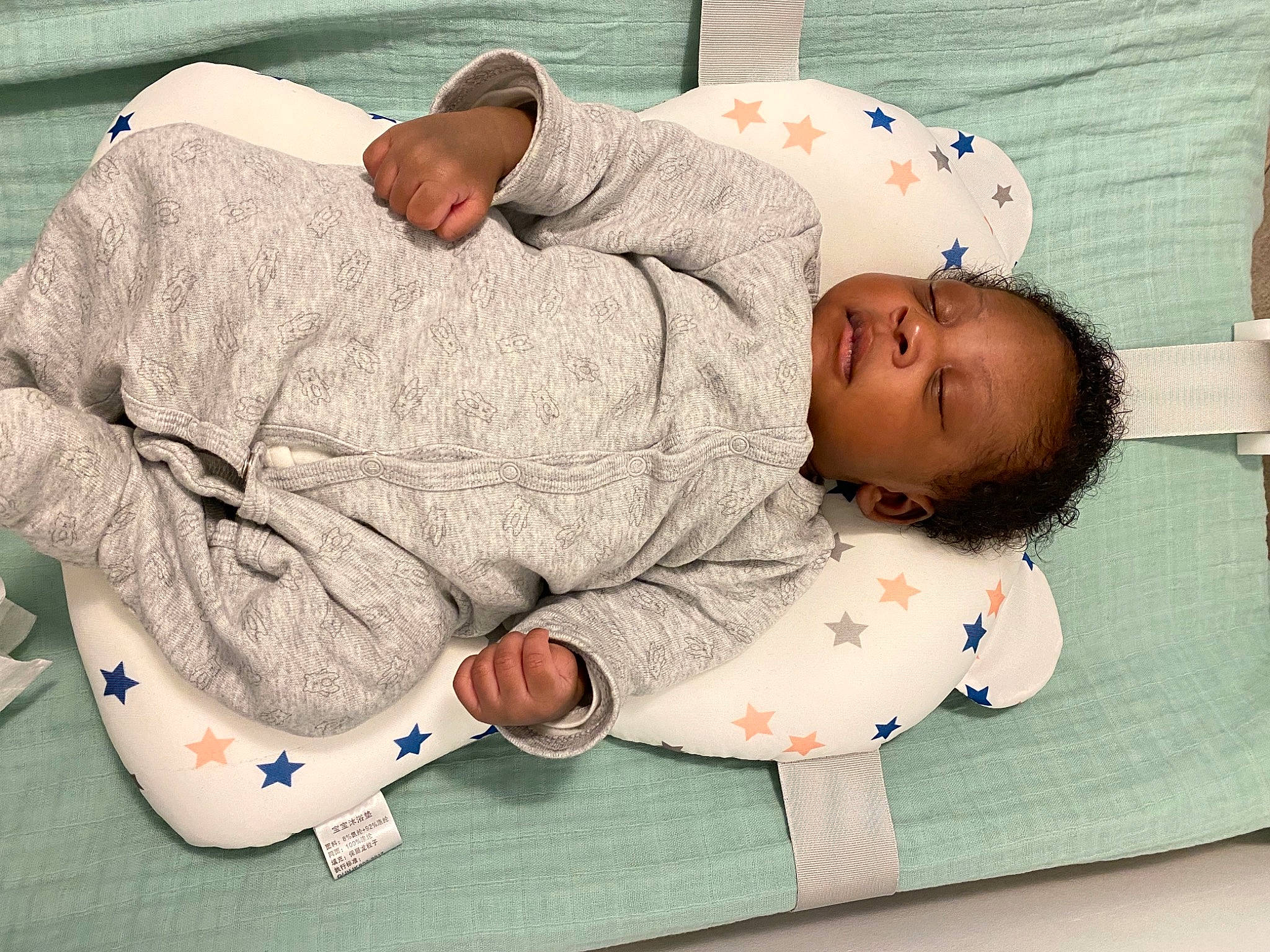 Darren participe au concours pour gagner de l'argent avec cette photo : arm, baby, baby_products, baby_safety, baby_sleeping, baby_toddler_clothing, bedding, bedtime, carmine, child, comfort, flooring, linens, pattern, person, product, room, sleeve, t_shirt, textile