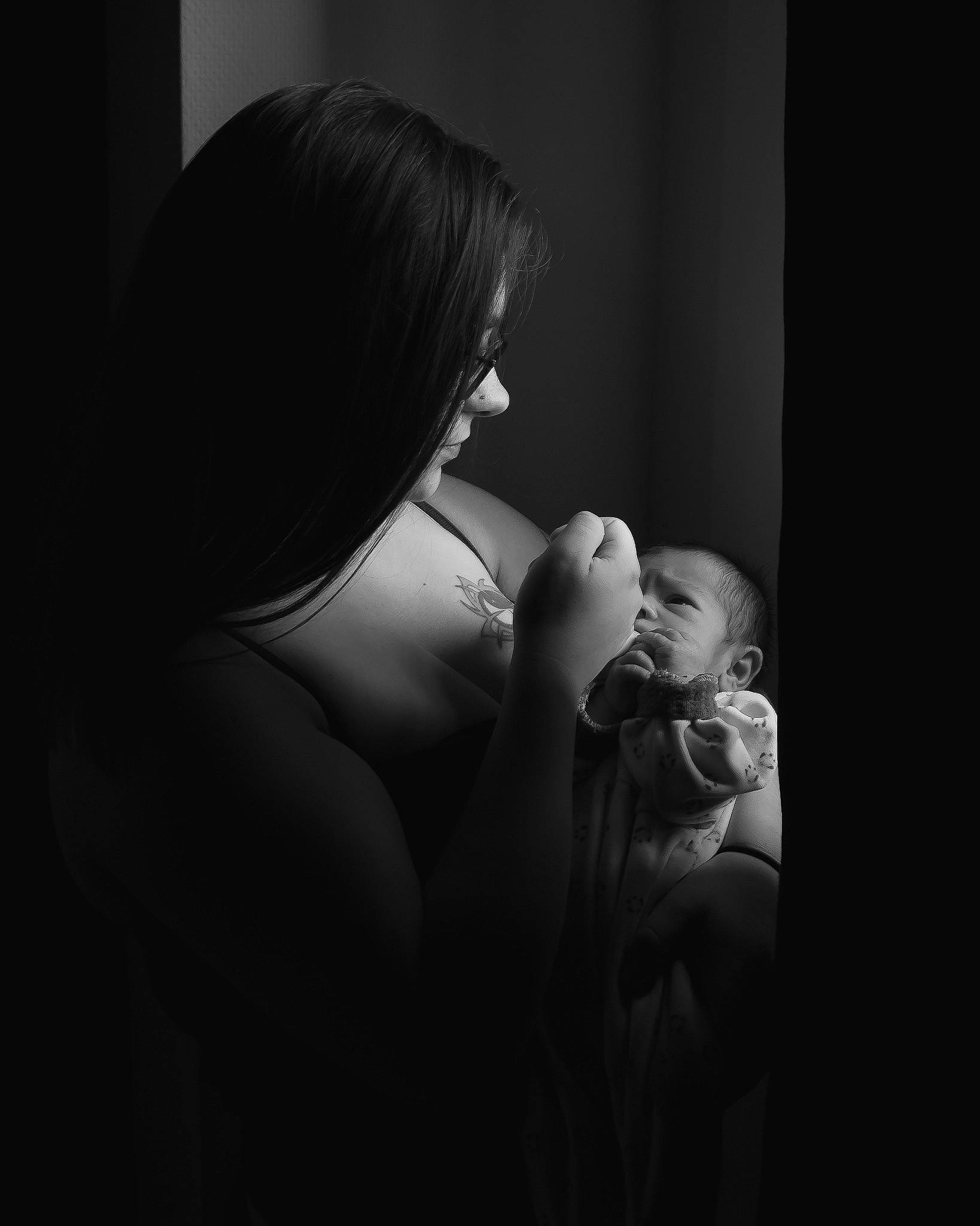 Alexia participe au concours pour gagner de l'argent avec cette photo : baby, birth, black, black_and_white, child, darkness, eye, flash_photography, hand, human, interaction, love, monochrome, monochrome_photography, person, photograph, photography, portrait_photography, snapshot, style