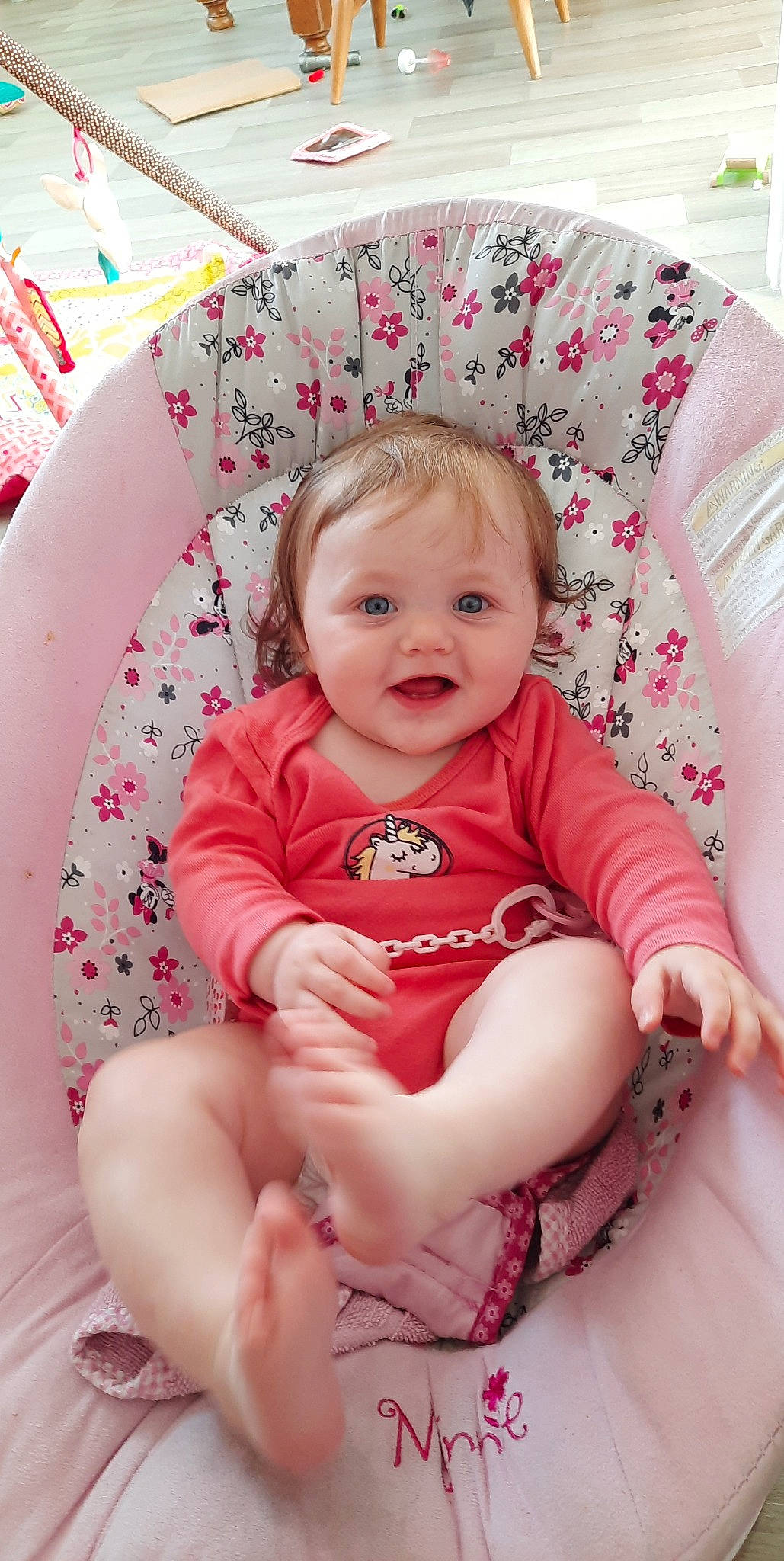 Mencia participe au concours pour gagner de l'argent avec cette photo : baby, baby_toddler_clothing, cheek, comfort, eye, face, facial_expression, hairstyle, happy, head, iris, lip, person, pink, product, skin, sleeve, smile, textile, toddler