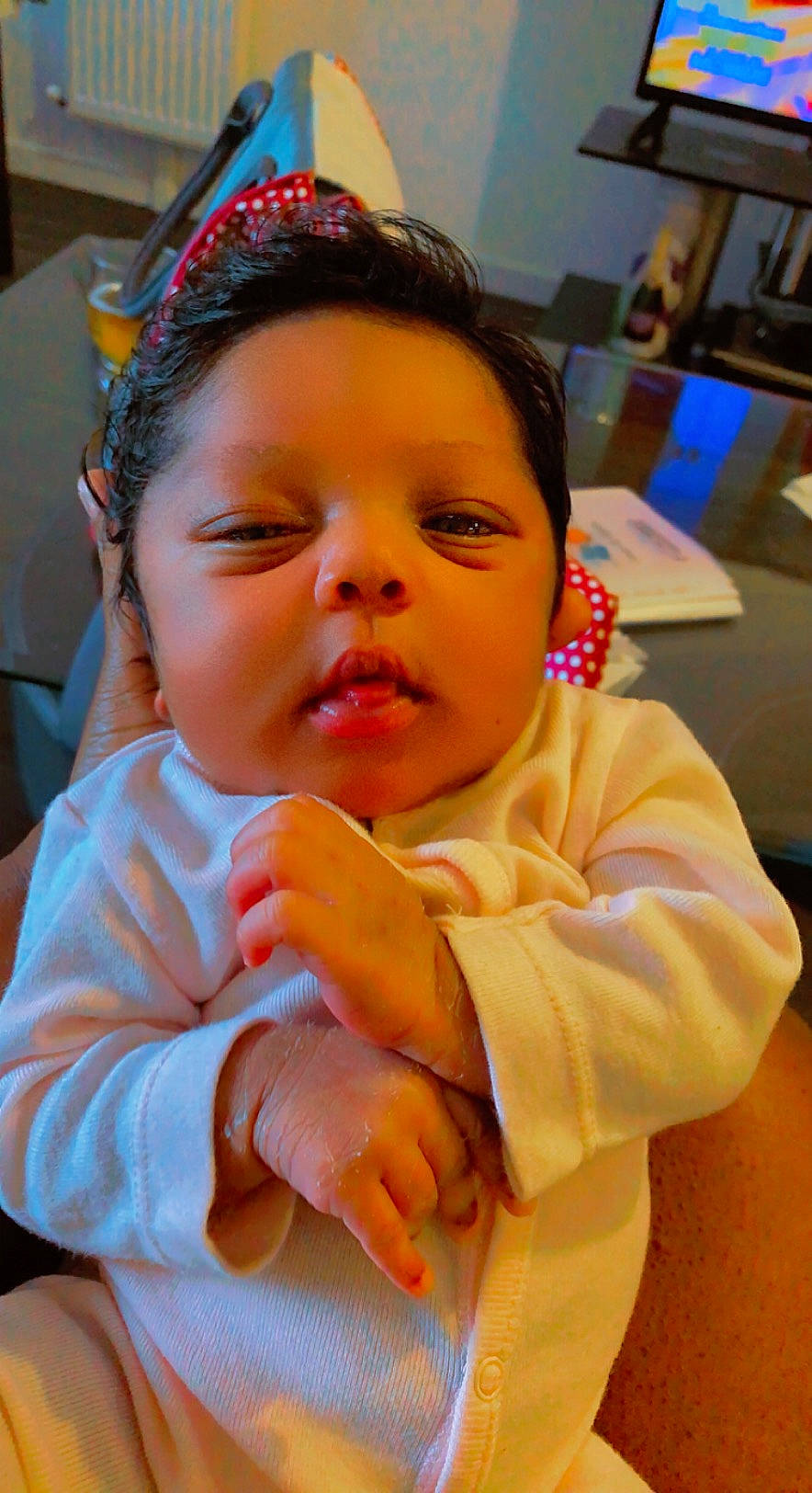 Laïla participe au concours pour gagner de l'argent avec cette photo : baby, chair, cheek, child, ear, eyelash, facial_expression, finger, forehead, gesture, hairstyle, hand, happy, head, iris, lip, mouth, nose, person, skin