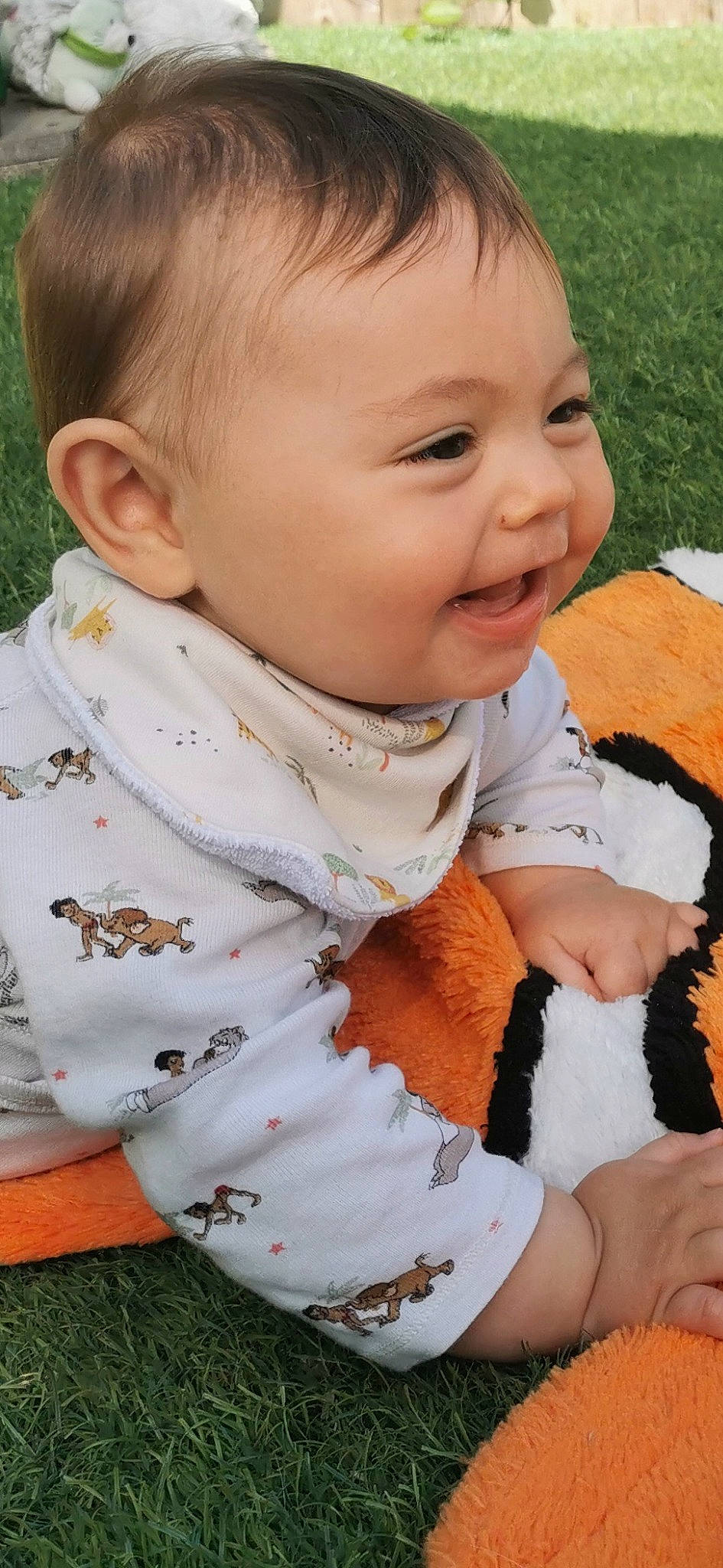 Alec participe au concours pour gagner de l'argent avec cette photo : arm, baby, baby_toddler_clothing, cheek, chin, dress, eye, facial_expression, finger, grass, happy, iris, lip, mouth, nose, people_in_nature, person, photograph, skin, sleeve