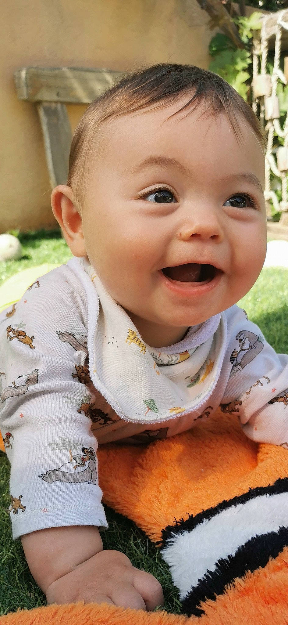 Alec a rejoint le concours — aidez-le/la à gagner de superbes lots ! baby, baby_toddler_clothing, cheek, chin, collar, dress, eyebrow, eyelash, face, grass, happy, head, iris, lip, mouth, nose, person, skin, sleeve, smile