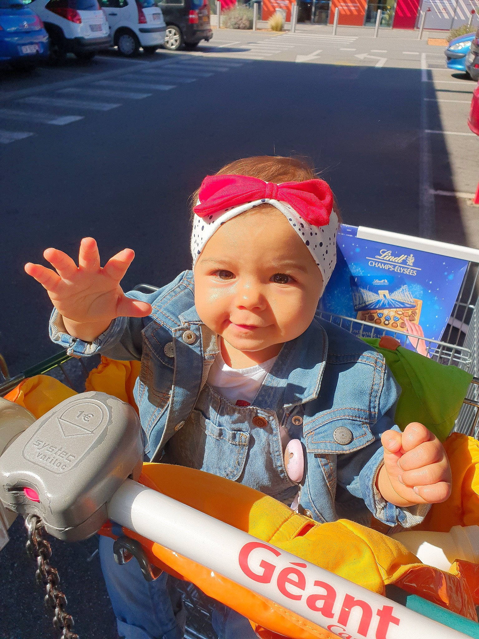 Myra a rejoint le concours — aidez-le/la à gagner de superbes lots ! baby, baby_products, car, child, ear, fun, headgear, organ, person, play, toddler, vacation, vehicle