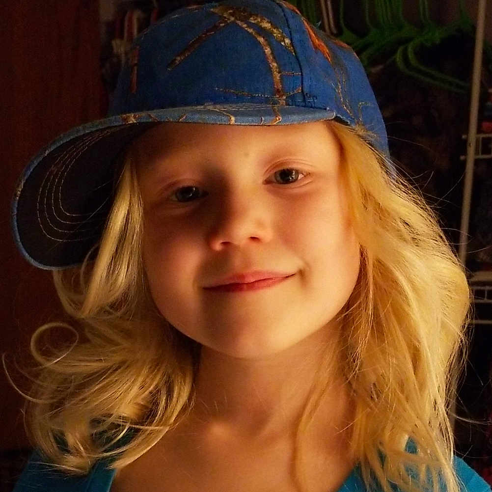 Frankie is registered to the contest to win money with this photo: beauty, blond, brown_hair, cap, child_model, chin, clothing, costume_hat, face, fashion_accessory, feathered_hair, hair, hat, headgear, lip, long_hair, person, smile, sun_hat