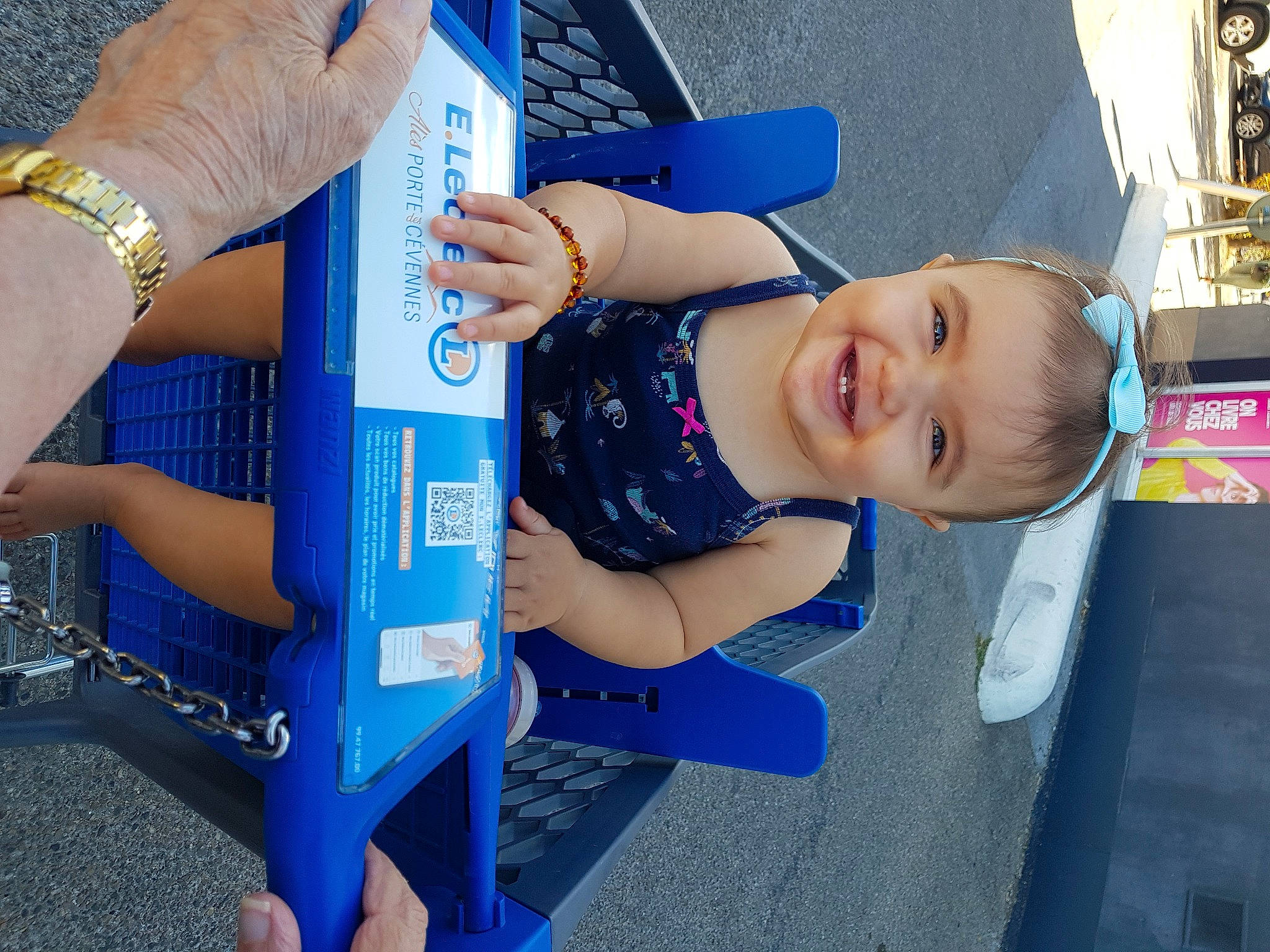 Neyla a rejoint le concours — aidez-le/la à gagner de superbes lots ! arm, blue, elbow, electric_blue, engineering, finger, fun, gesture, hand, happy, human_leg, joy, leisure, nail, person, recreation, smile, t_shirt, toddler, travel