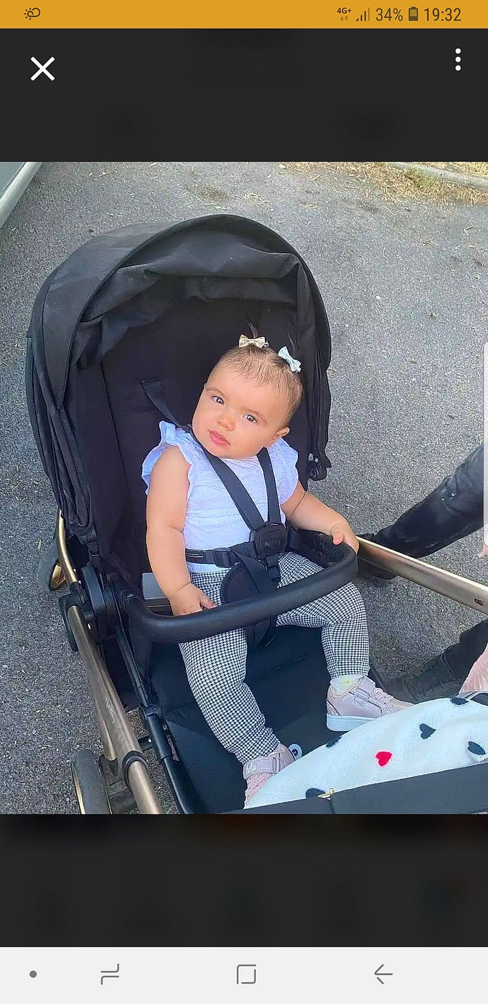 Neyla a rejoint le concours — aidez-le/la à gagner de superbes lots ! auto_part, baby, baby_carriage, baby_products, baby_safety, bag, carmine, child, comfort, electric_blue, fun, human_leg, leisure, person, personal_protective_equipment, product, recreation, sitting, thigh, toddler