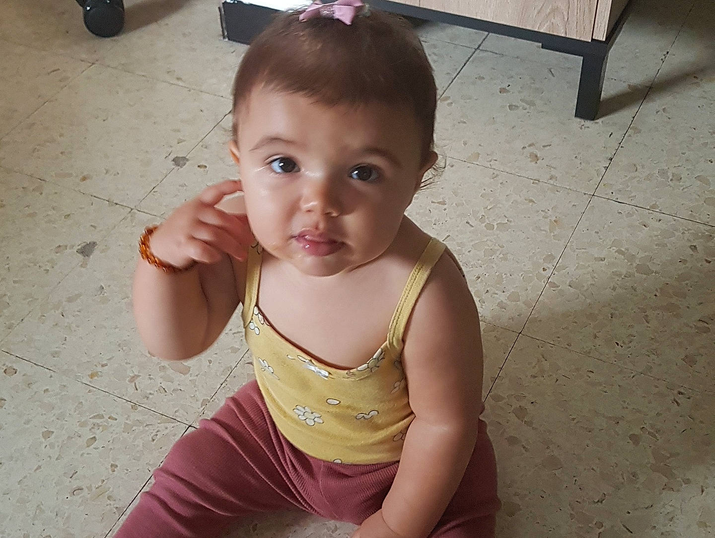 Neyla participe au concours pour gagner de l'argent avec cette photo : active_tank, baby_toddler_clothing, cheek, chin, finger, floor, flooring, hair, hand, happy, head, human_body, iris, joint, mouth, neck, person, shoulder, skin, sleeve